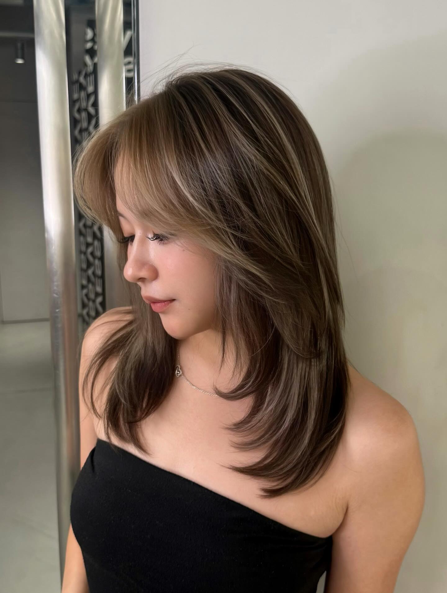Stylish Softly Layered Mid-Length Cut with Subtle Highlights