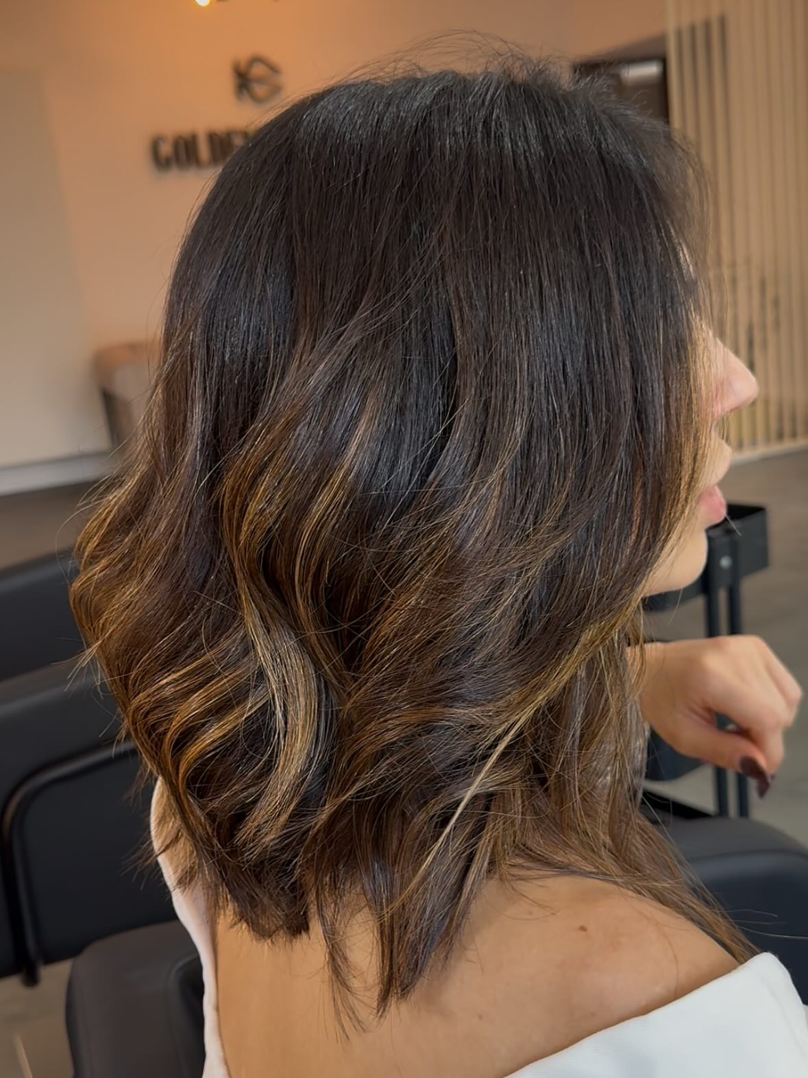 Stylish Wavy Mid-Length Cut with Subtle Highlights