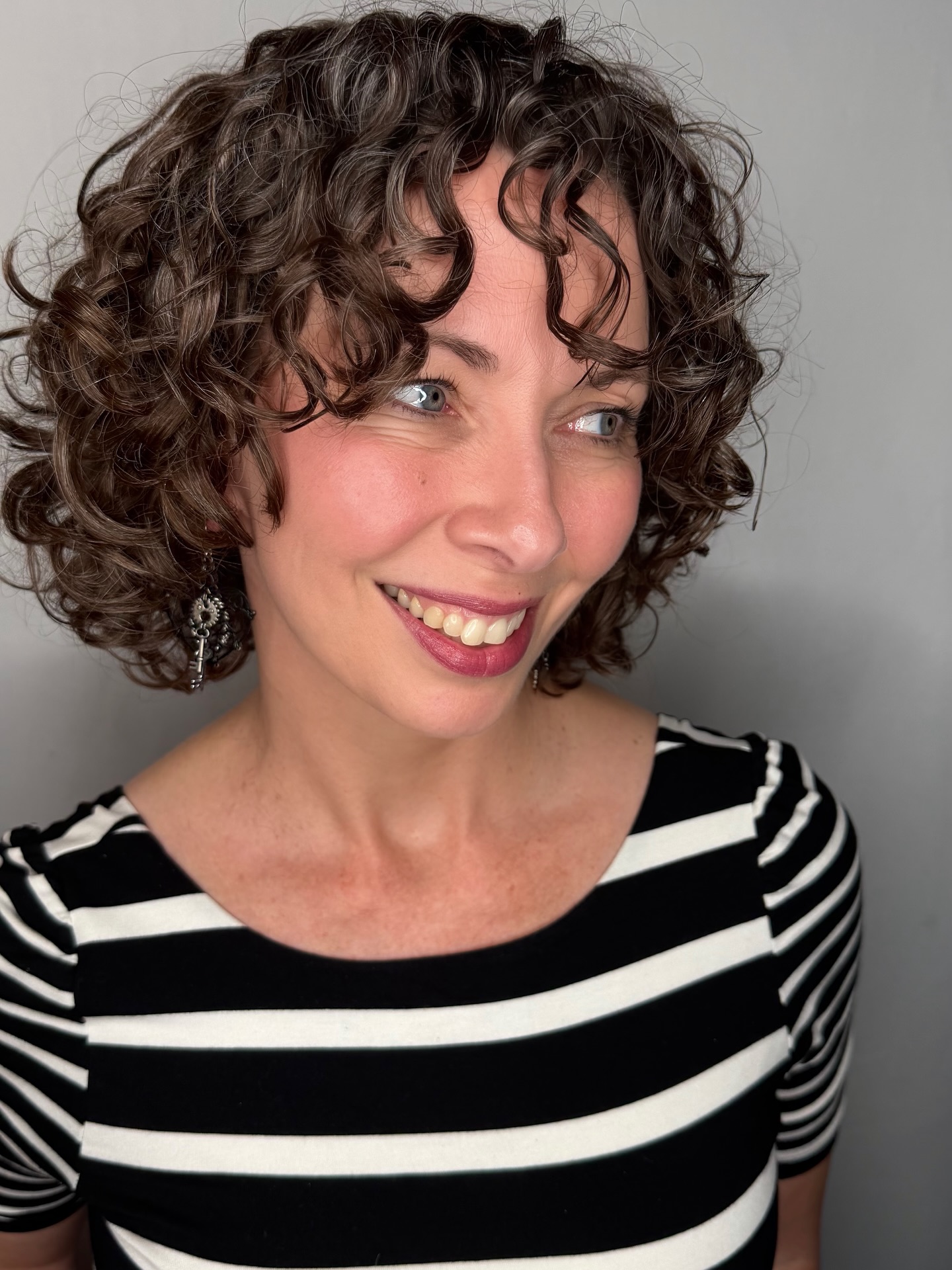 Chic Curly Bob with Face-Framing Layers