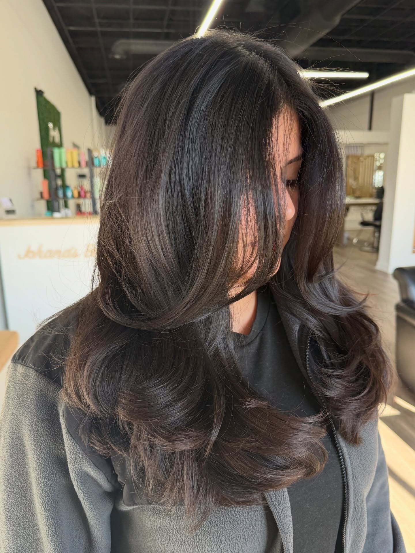 Glossy Long Layers with Soft Voluminous Waves