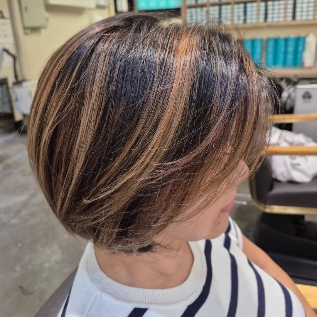 Chic Textured Bob with Warm Honey Highlights
