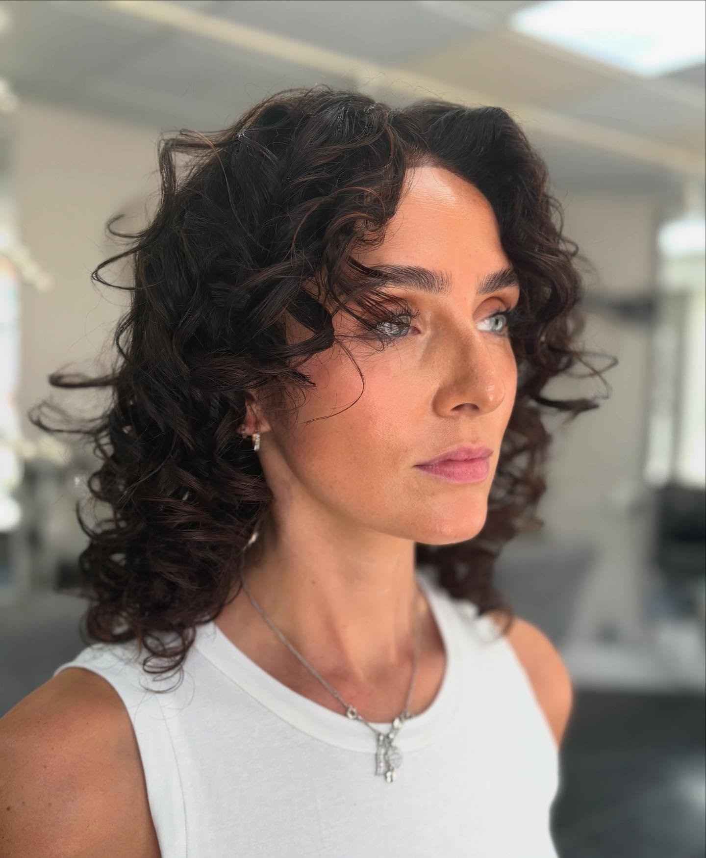 Dynamic Curly Layers with Face-Framing Highlights