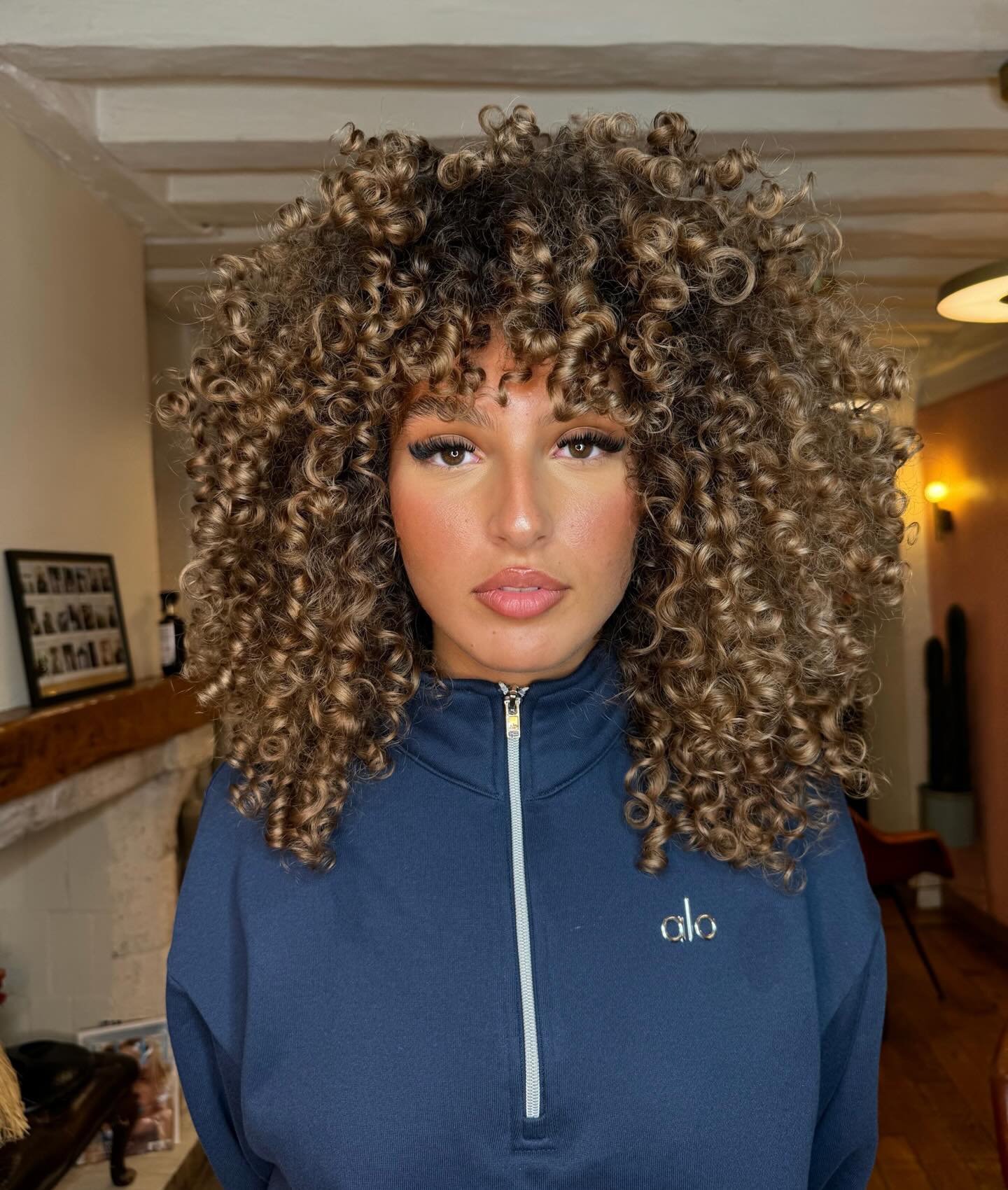 Voluminous Curly Layers with Bold Highlights