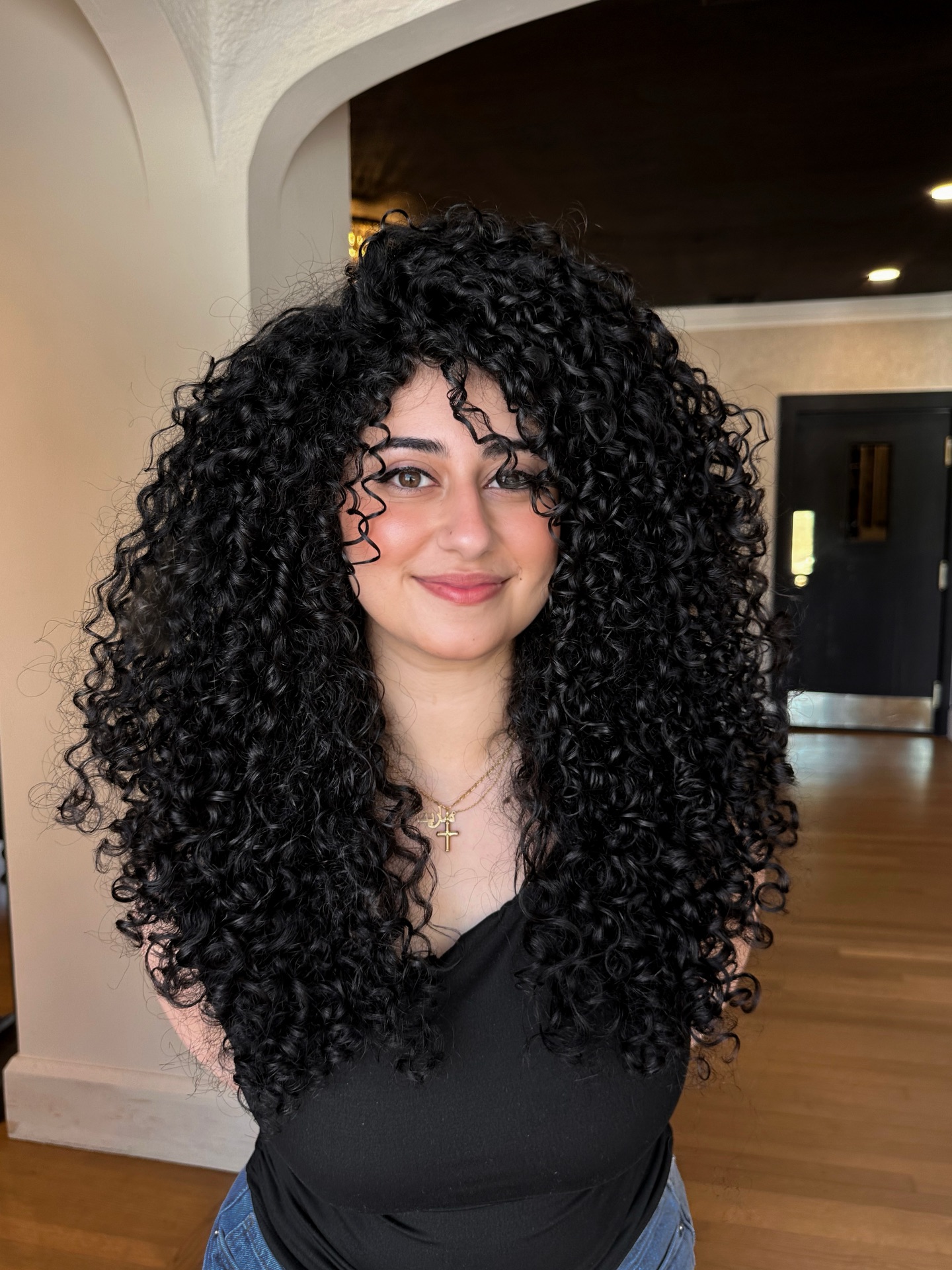 Voluminous Curly Layers with Defined Bounce