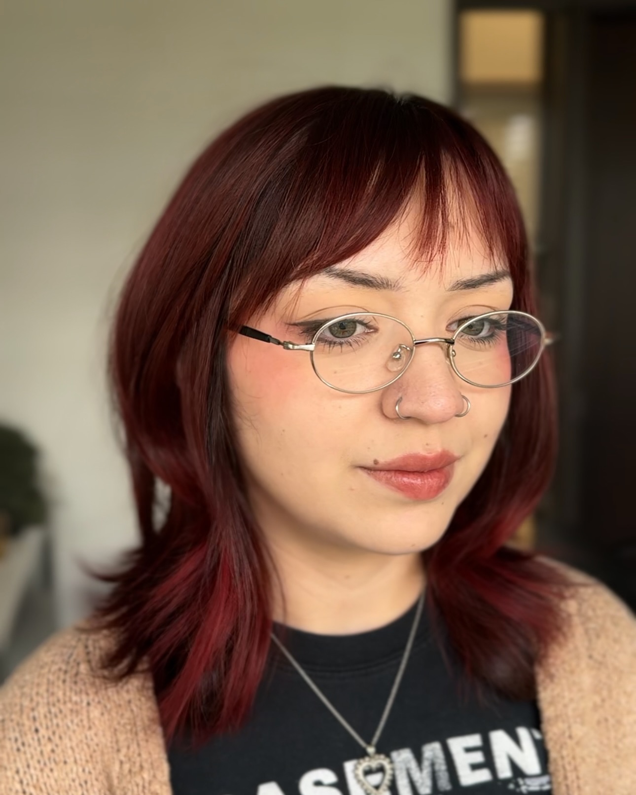 Chic Layered Cut with Subtle Fringe and Rich Burgundy Highlights