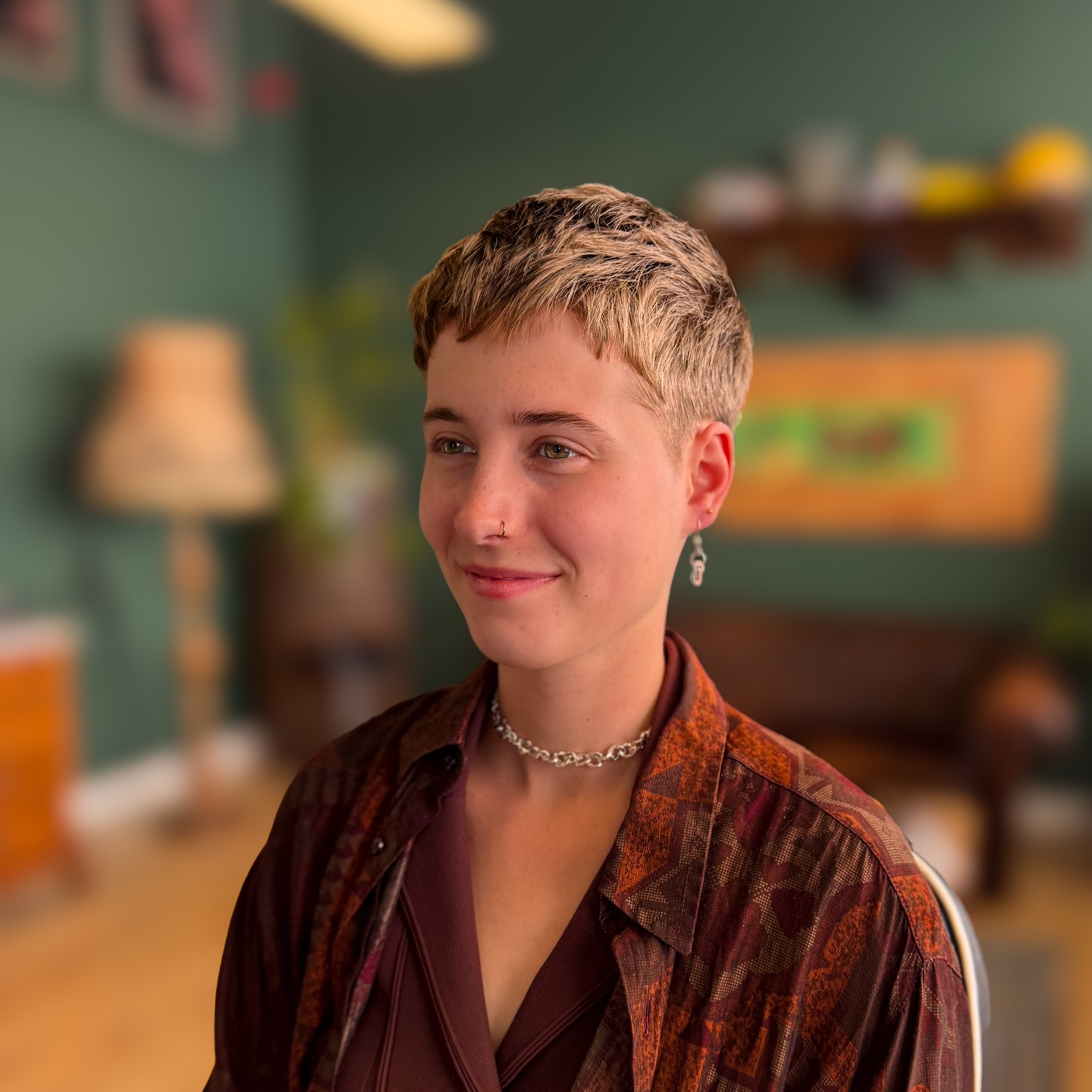 Chic Textured Pixie Cut with Soft Highlights