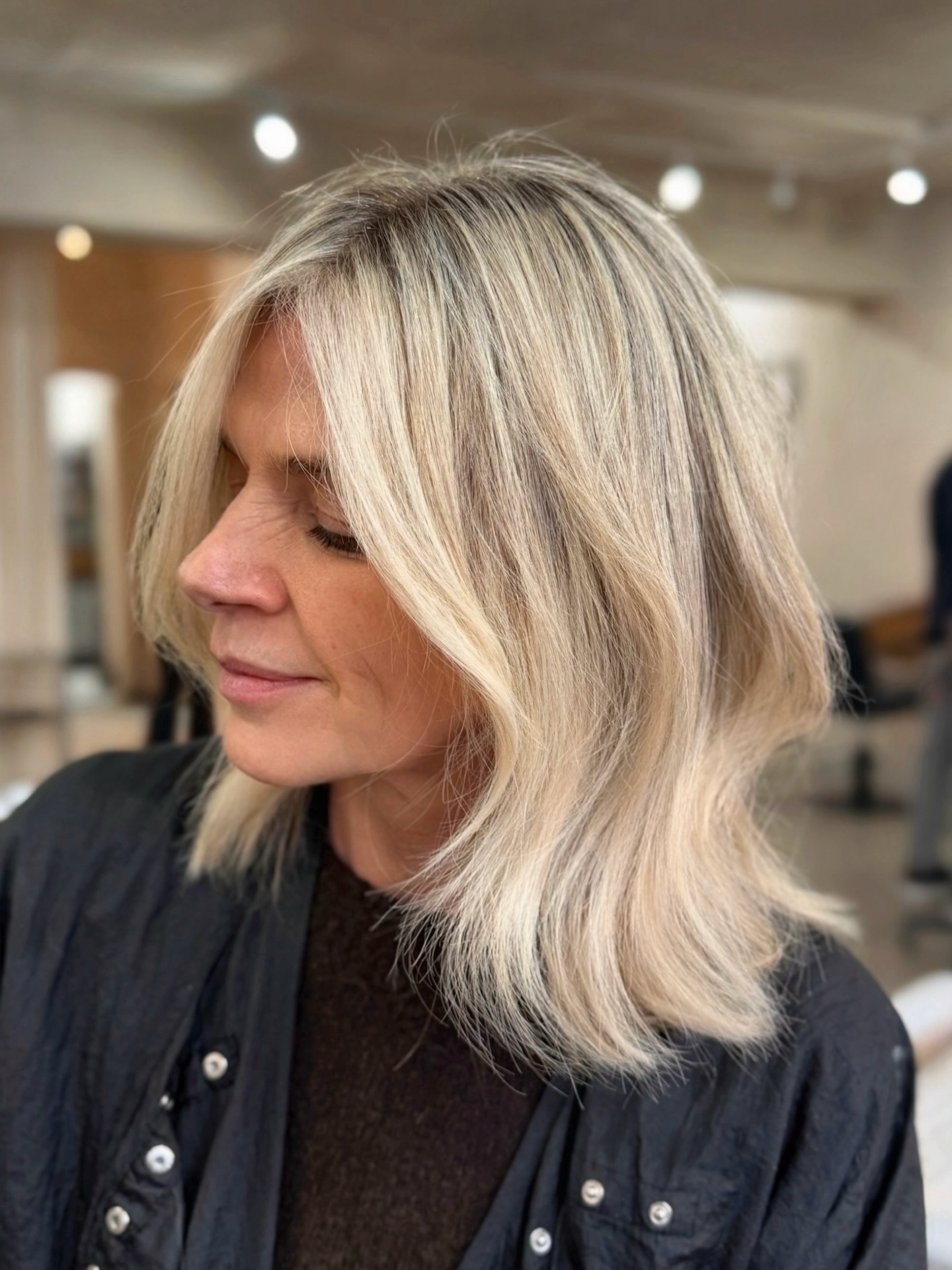 Chic Blonde Layered Cut with Soft Texture