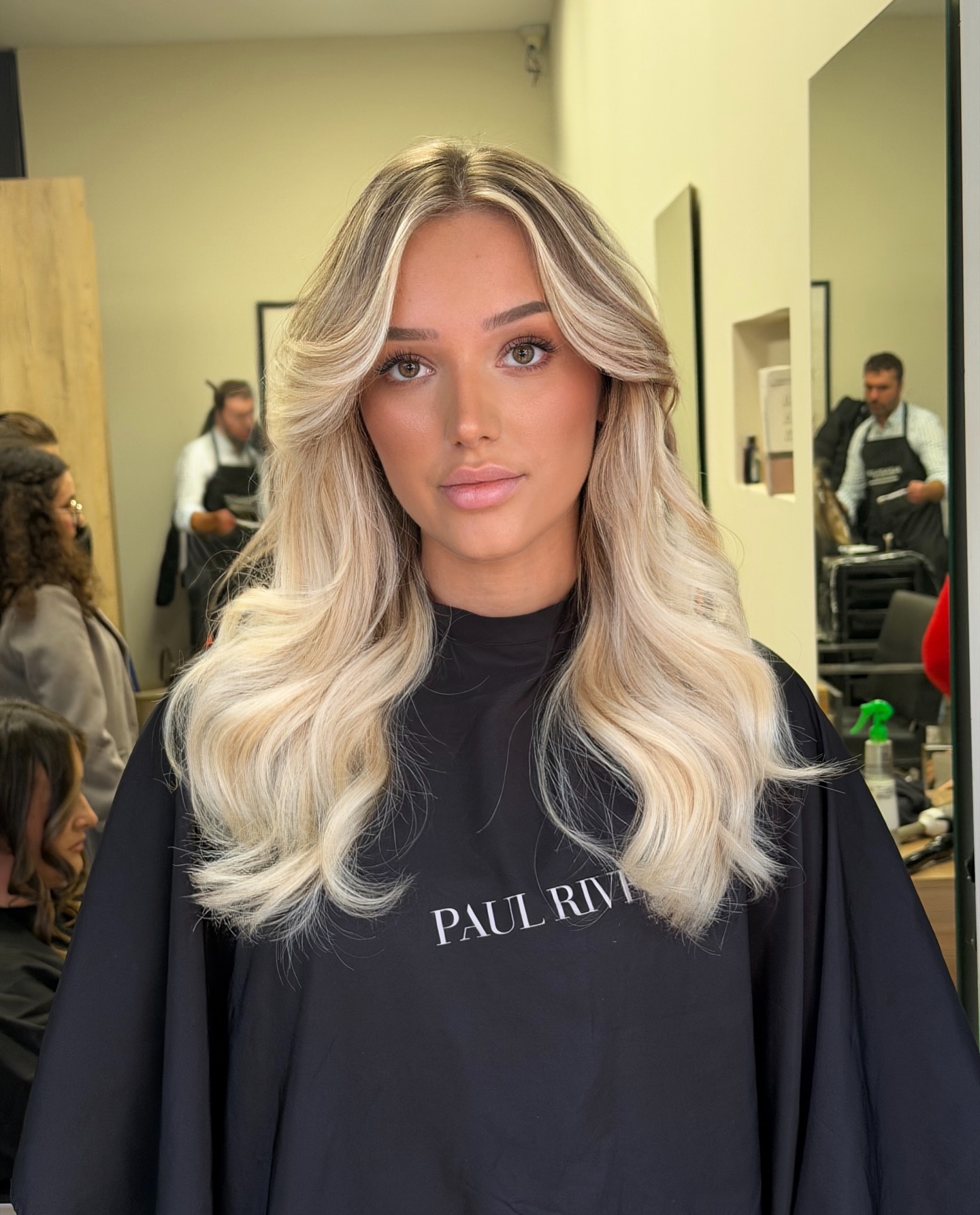 Chic Blonde Layered Hair with Soft Movement