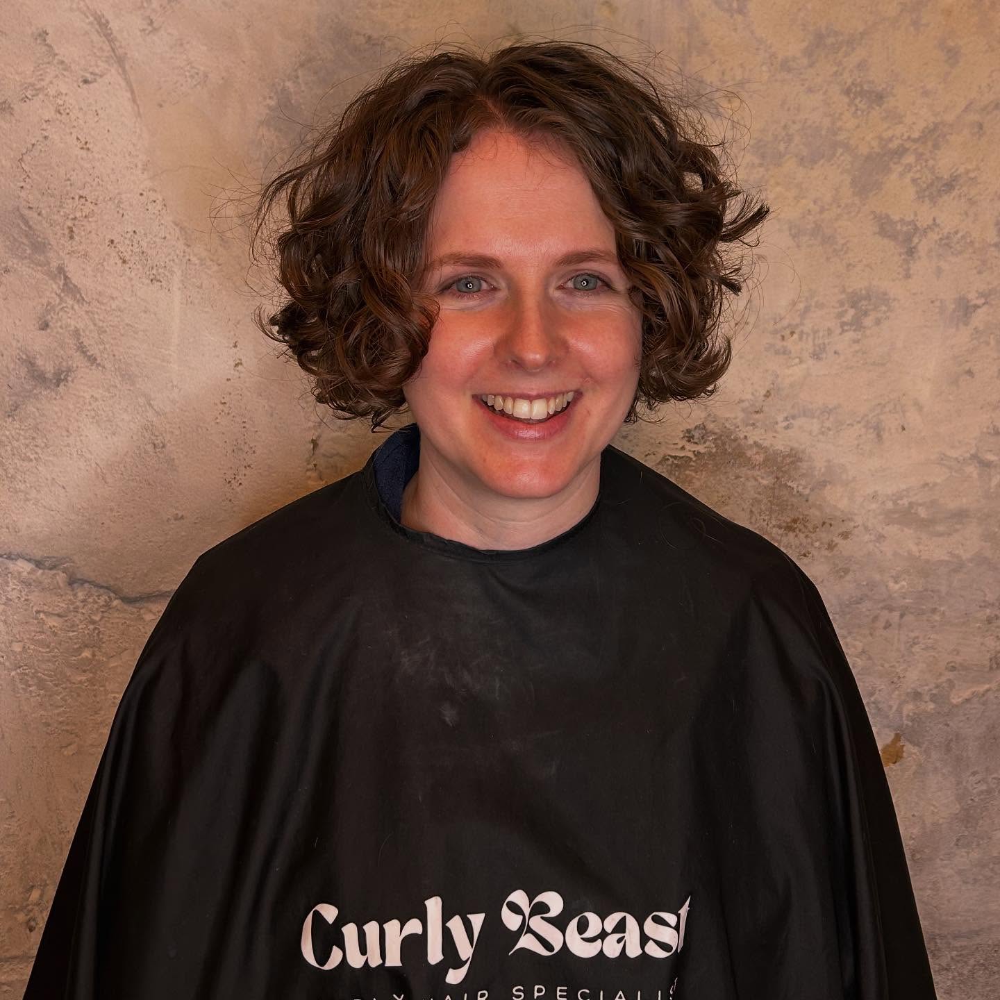 Chic Curly Shoulder-Length Cut with Defined Curls