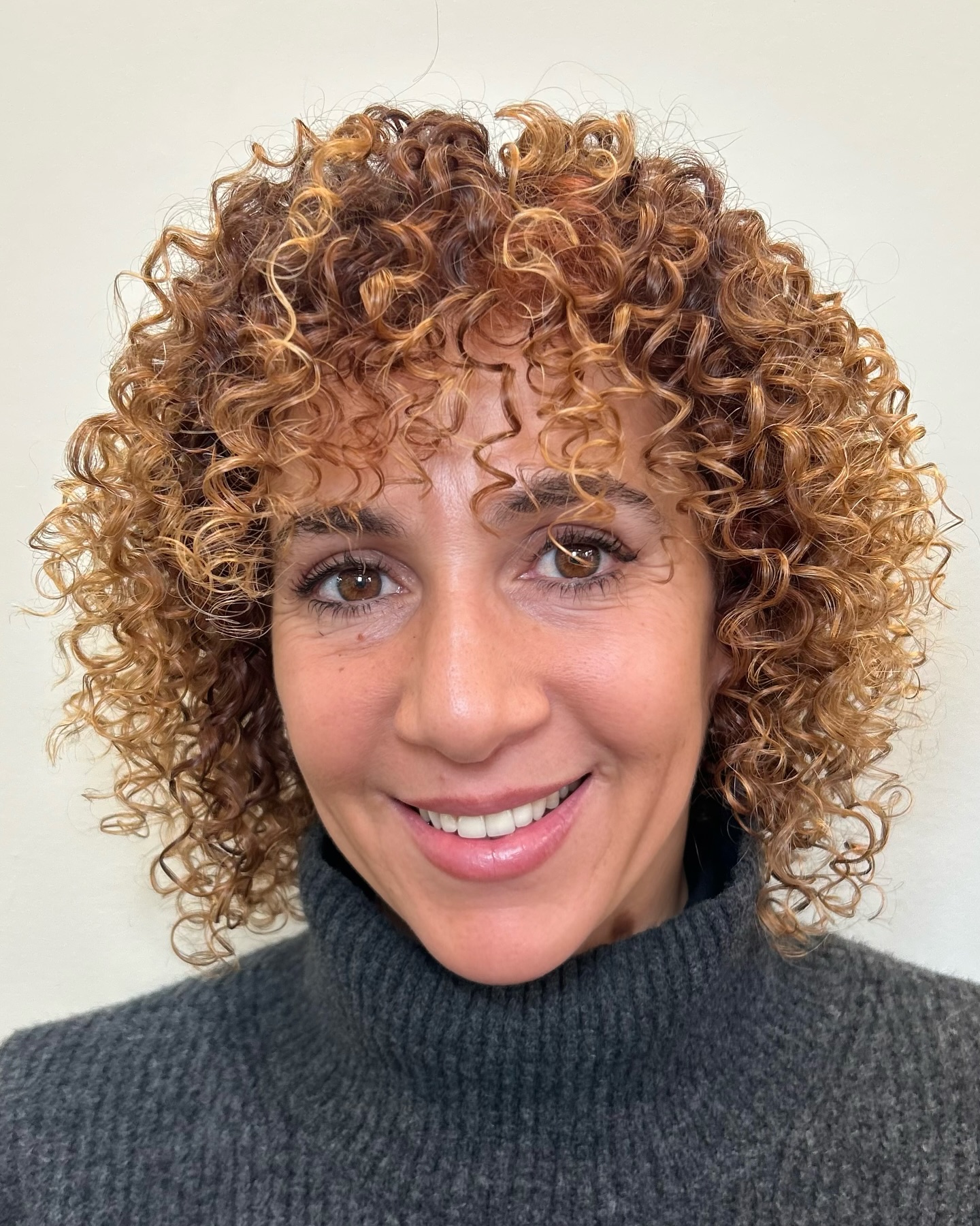 Chic Curly Shoulder-Length Cut with Defined Texture