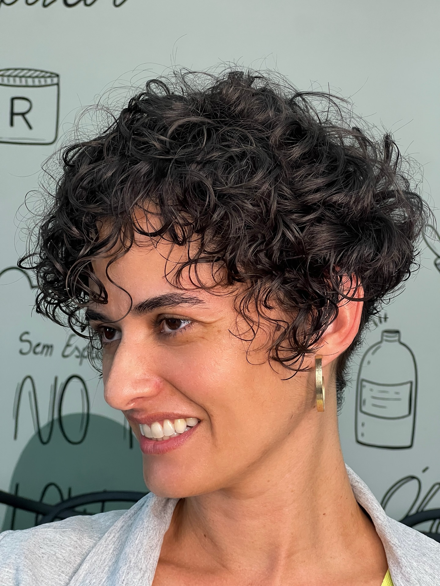 Chic Short Curly Cut with Defined Texture