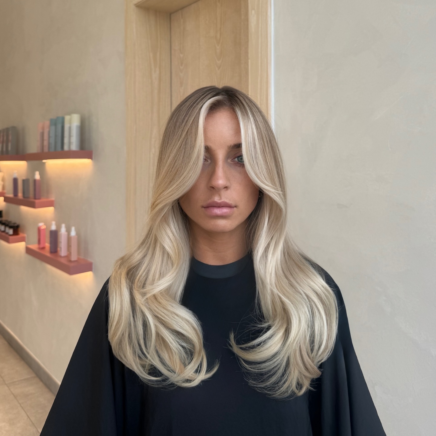 Effortlessly Chic Long Blonde Layers with Soft Movement