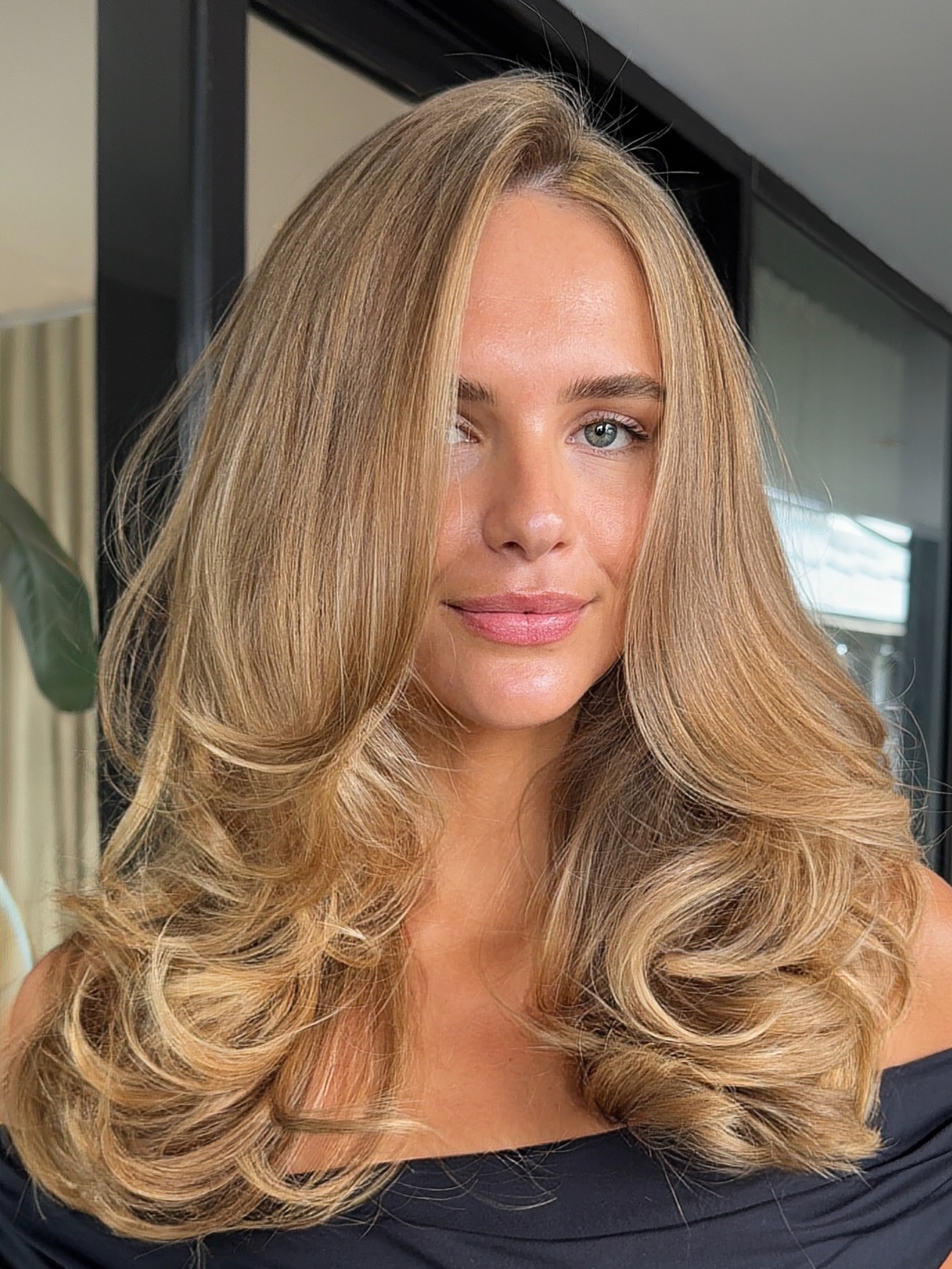 Elegant Voluminous Blonde Layers with Soft Curls