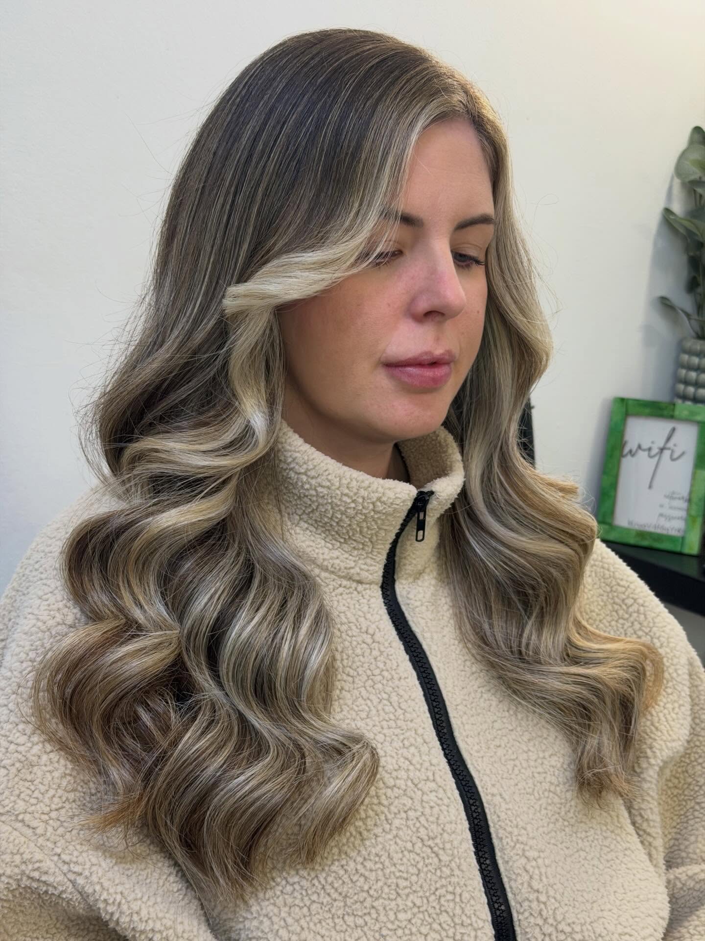 Modern Blonde Layered Waves with Subtle Highlights