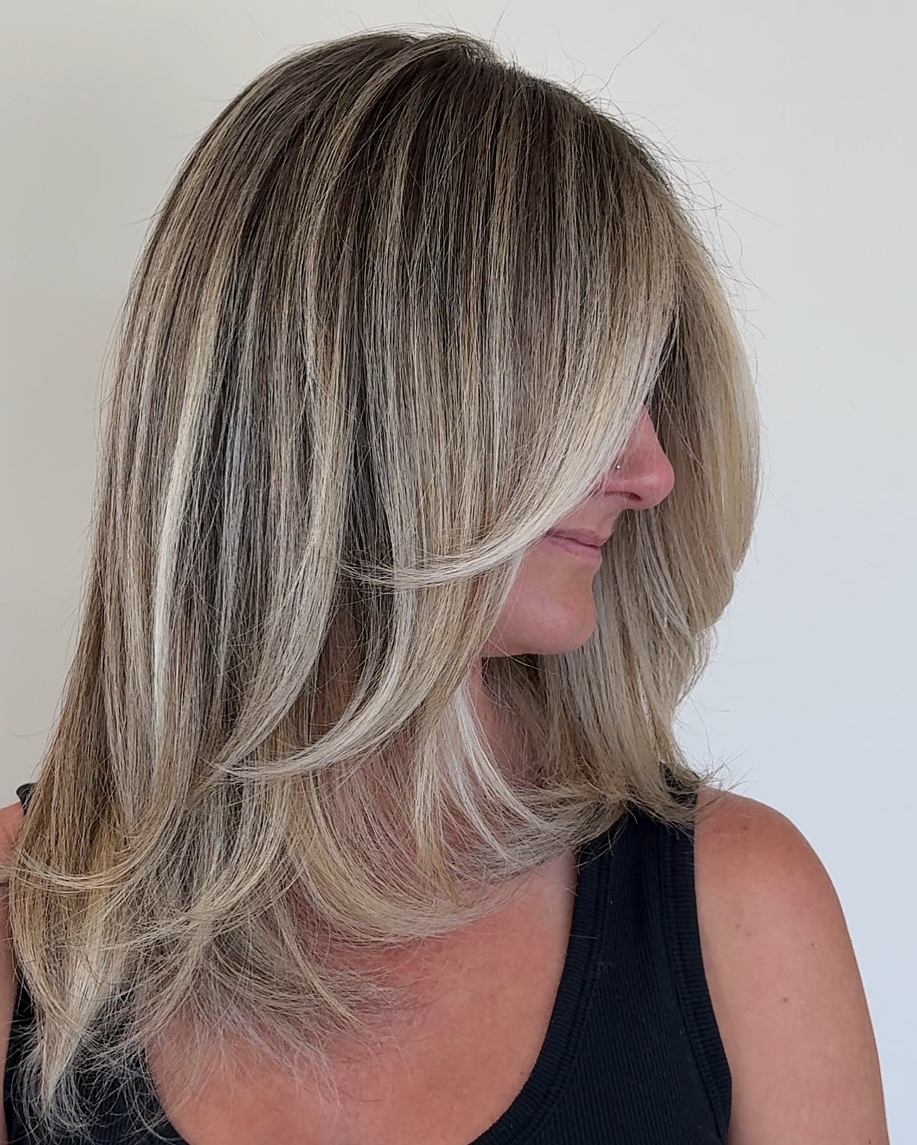 Radiant Layered Blonde Hair with Face-Enhancing Texture