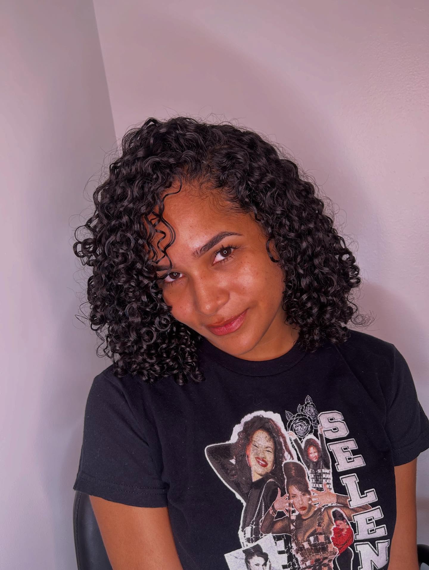 Chic Curly Shoulder-Length Cut with Soft Layers