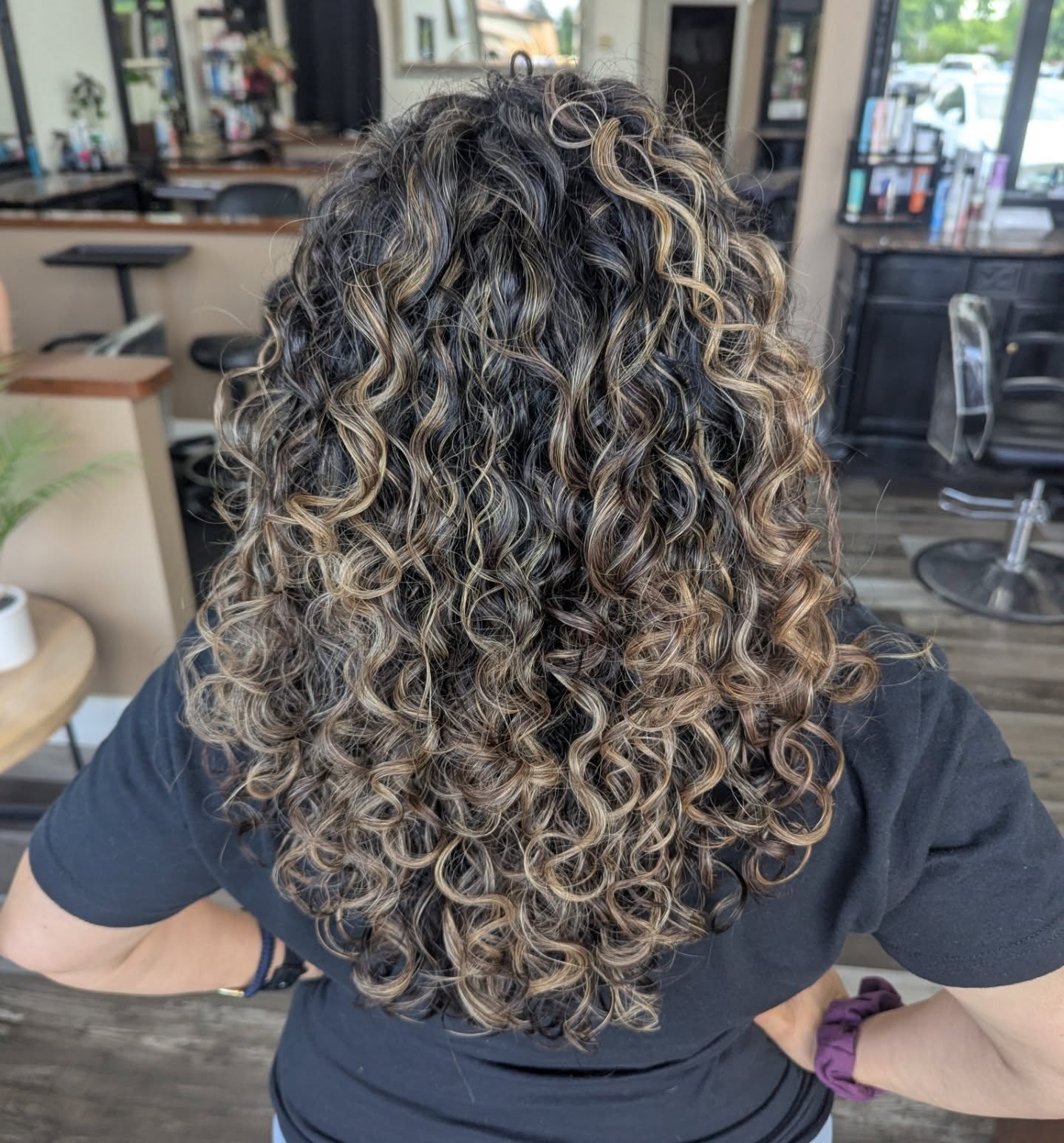 Layered Curly Hairstyle with Caramel Highlights