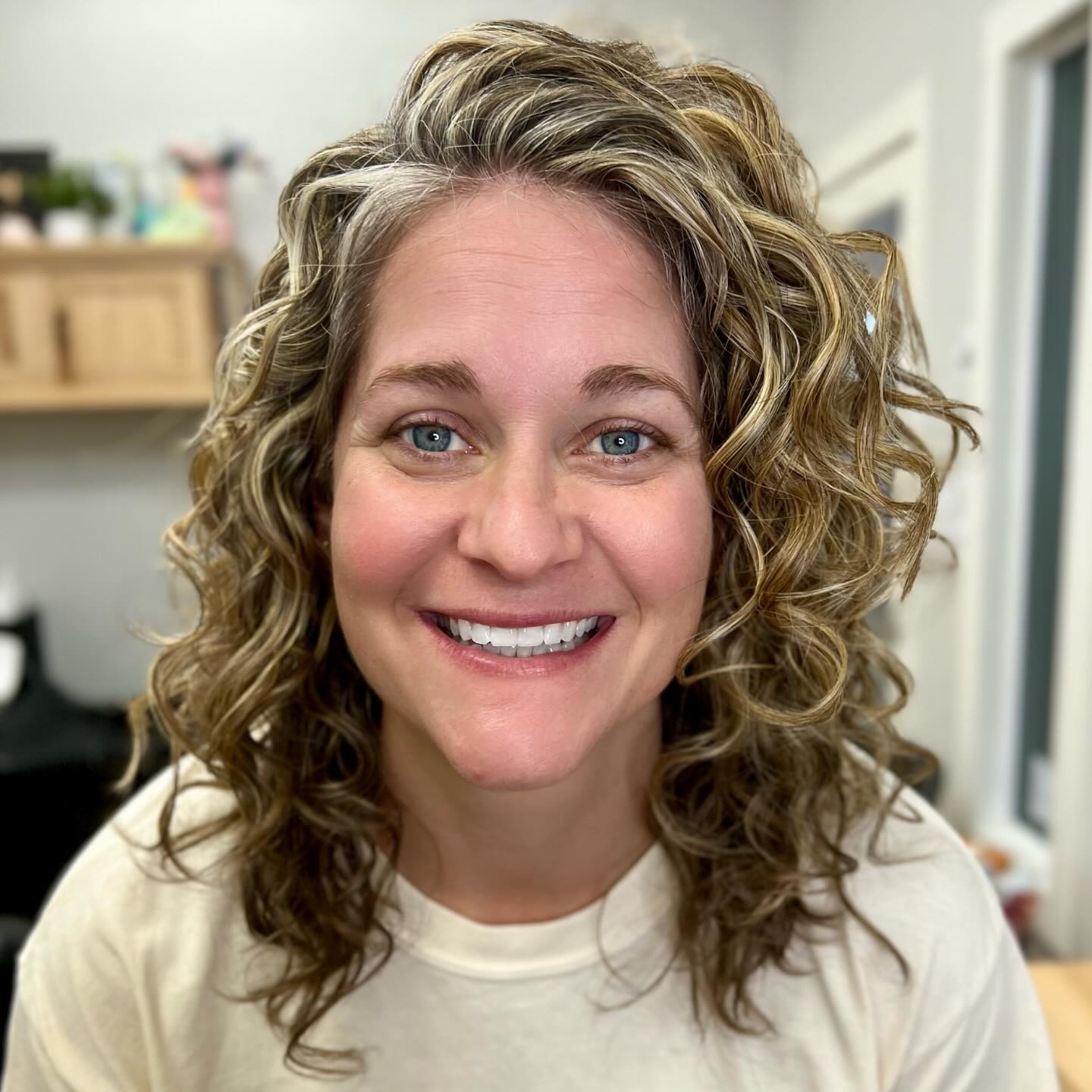 Textured Curly Mid-Length Hairstyle with Soft Layers