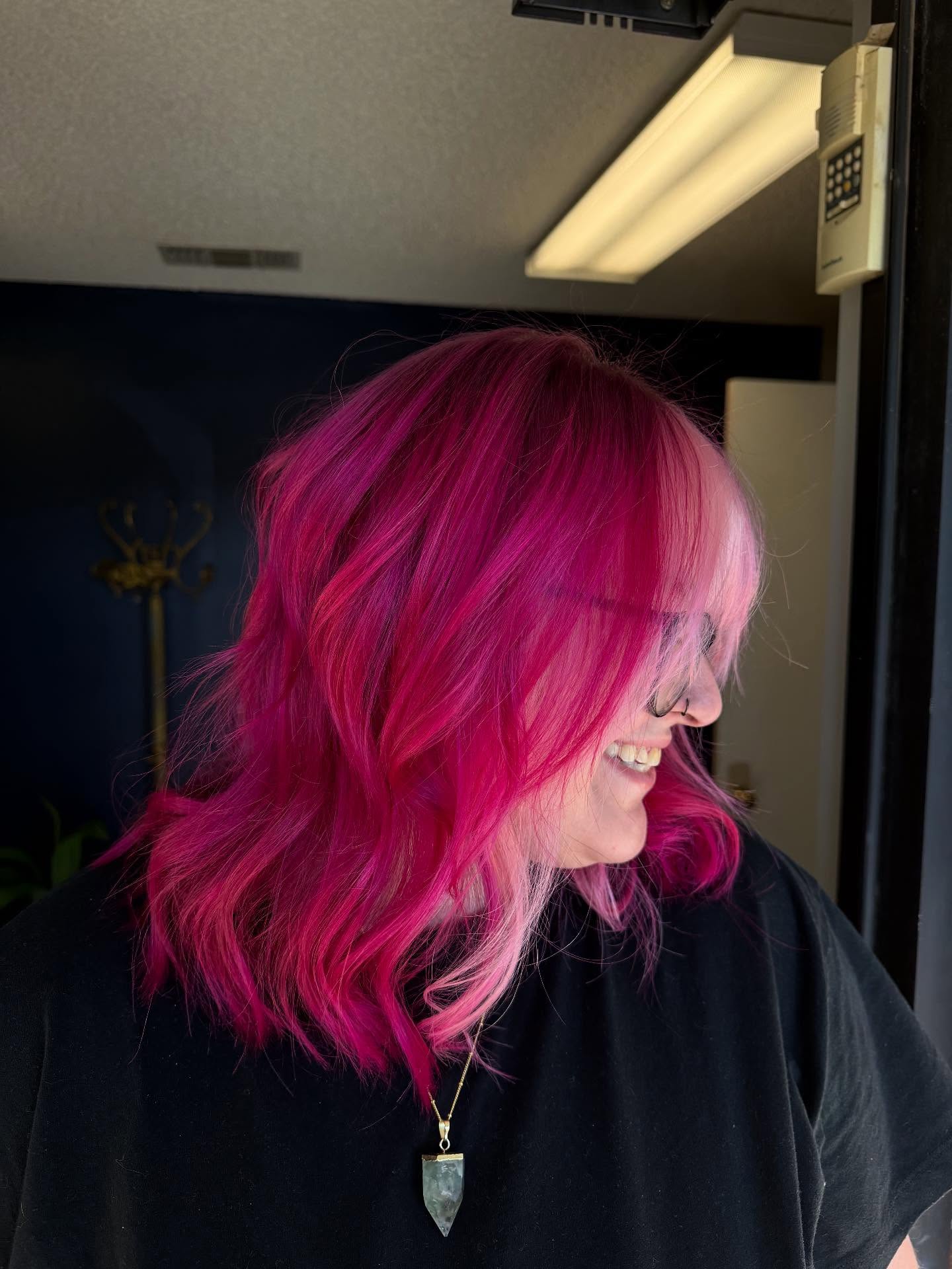 Charming Dark Pink Wavy Shoulder-Length Cut