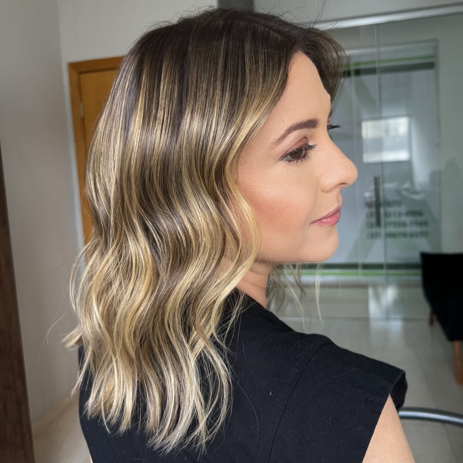 Beachy Textured Mid-Length Waves with Sun-Kissed Highlights