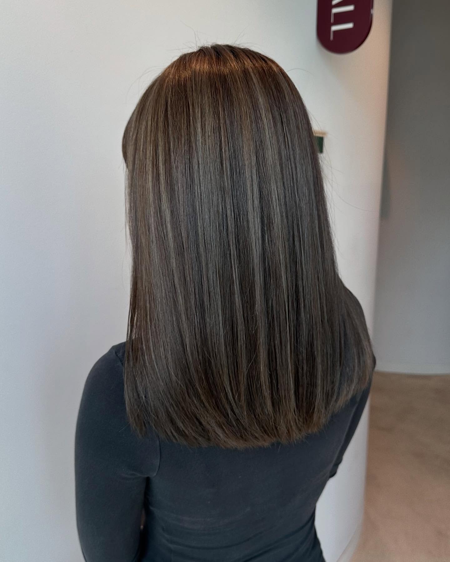 Sleek Mid-Length Haircut with Subtle Balayage