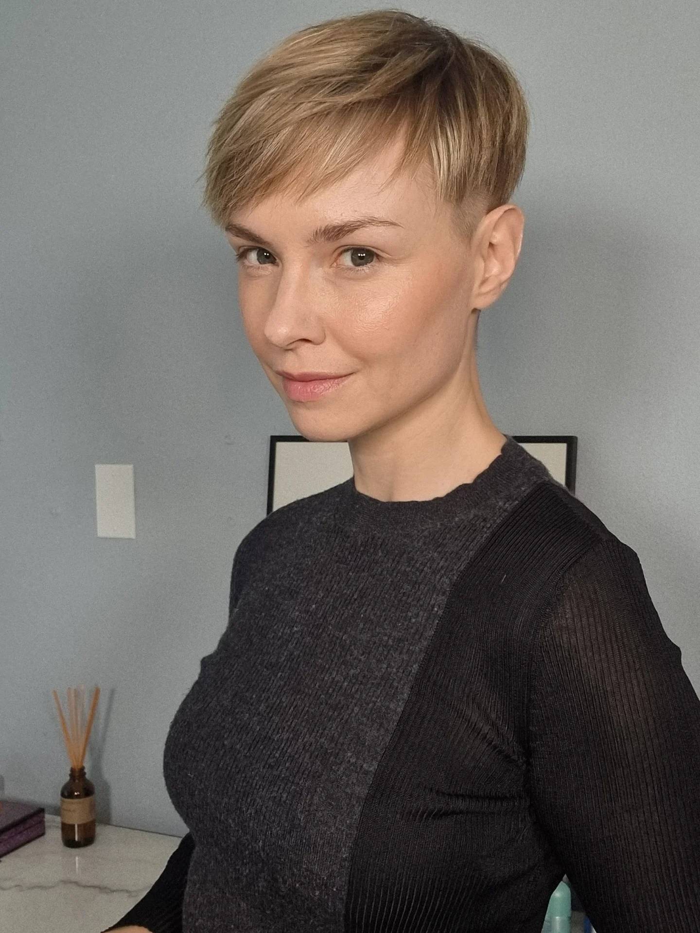 Stylish Softly Textured Pixie Cut with Subtle Highlights
