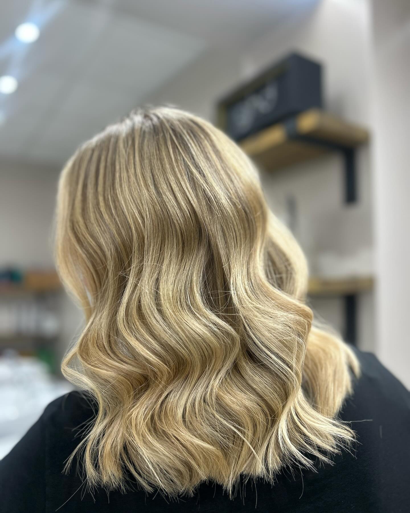 Chic Multi-Dimensional Blonde with Soft Waves