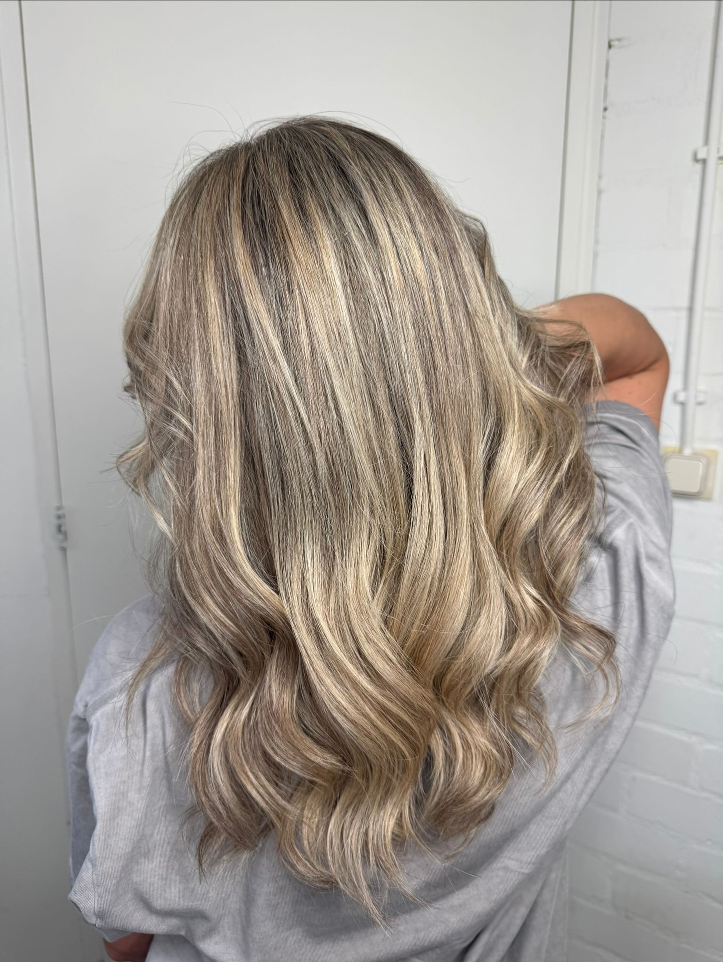 Glamorous Multi-Dimensional Blonde with Loose Waves