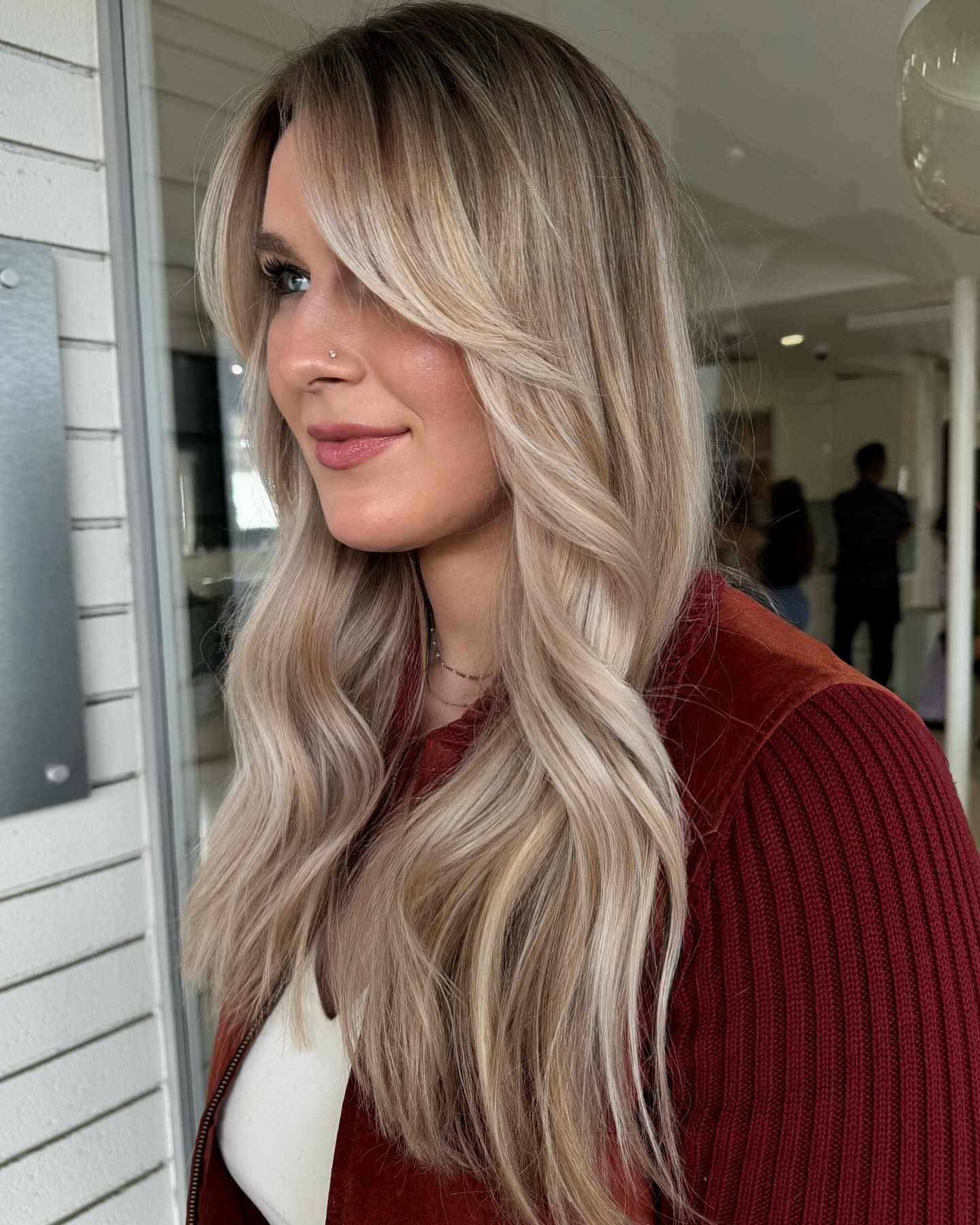 Chic Long Vanilla Blonde Waves with Face-Framing Layers
