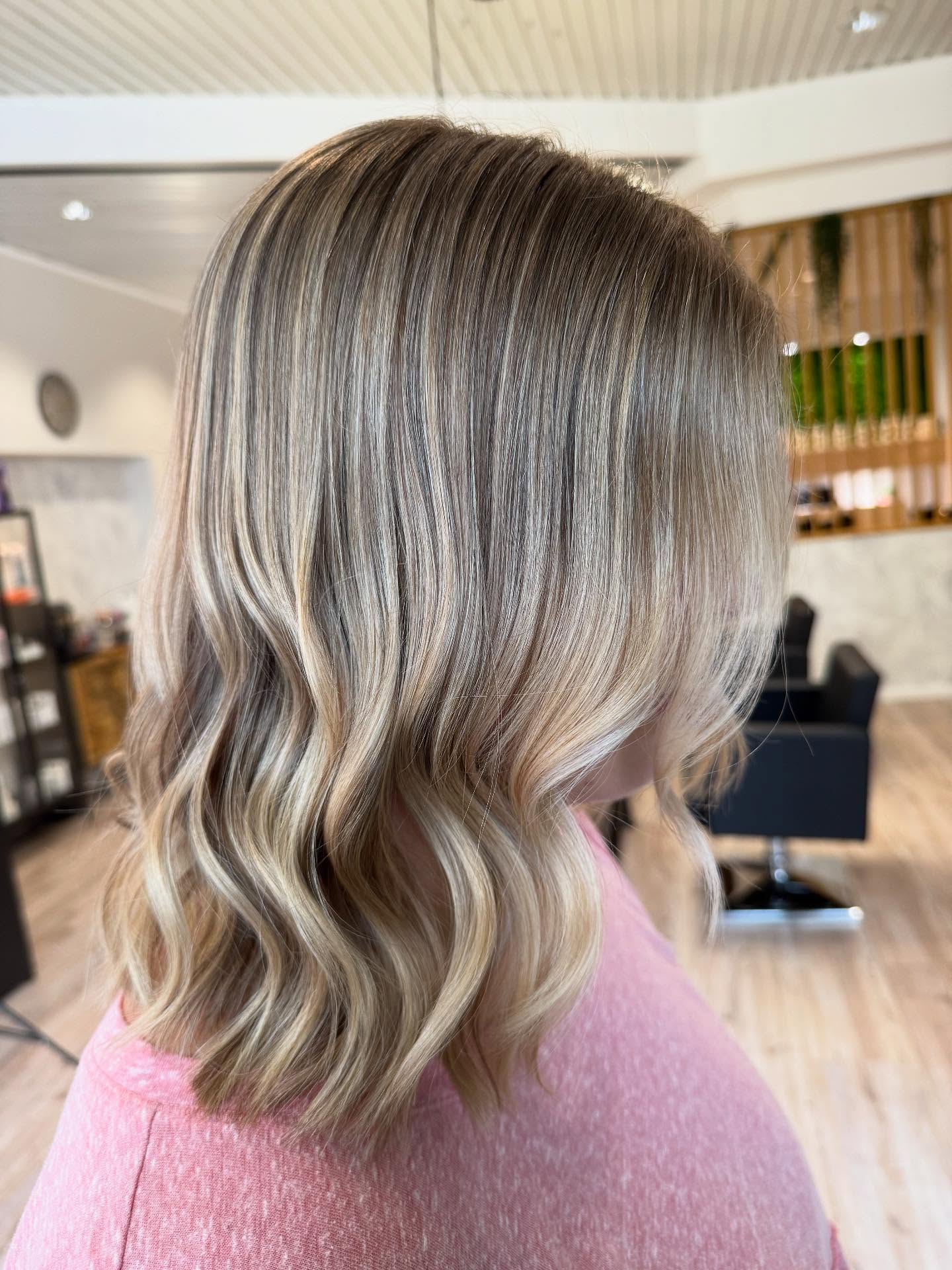 Chic Warm Tone Blonde Balayage with Soft Beachy Waves