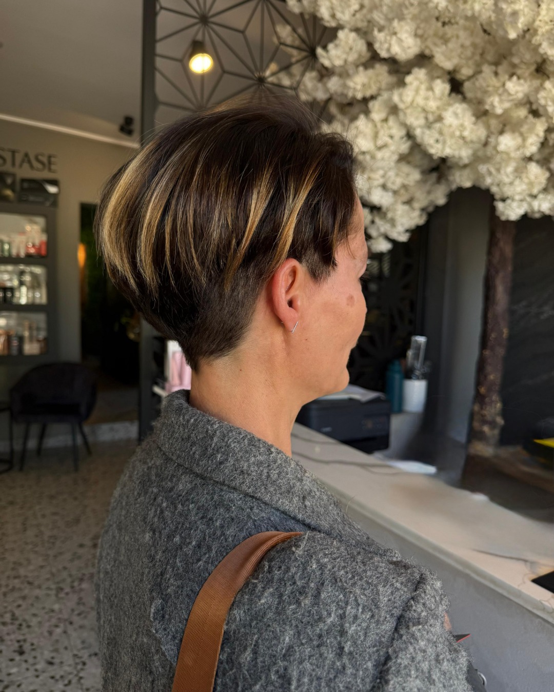 Stylish Textured Pixie Cut with Defined Layers