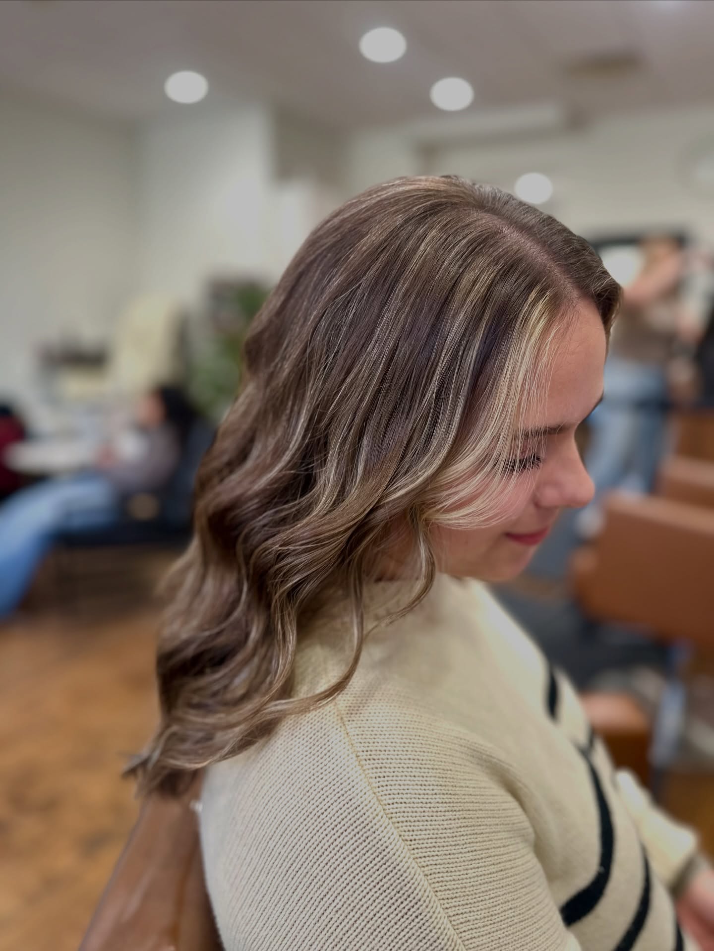 Soft Layered Waves with Light Caramel Highlights