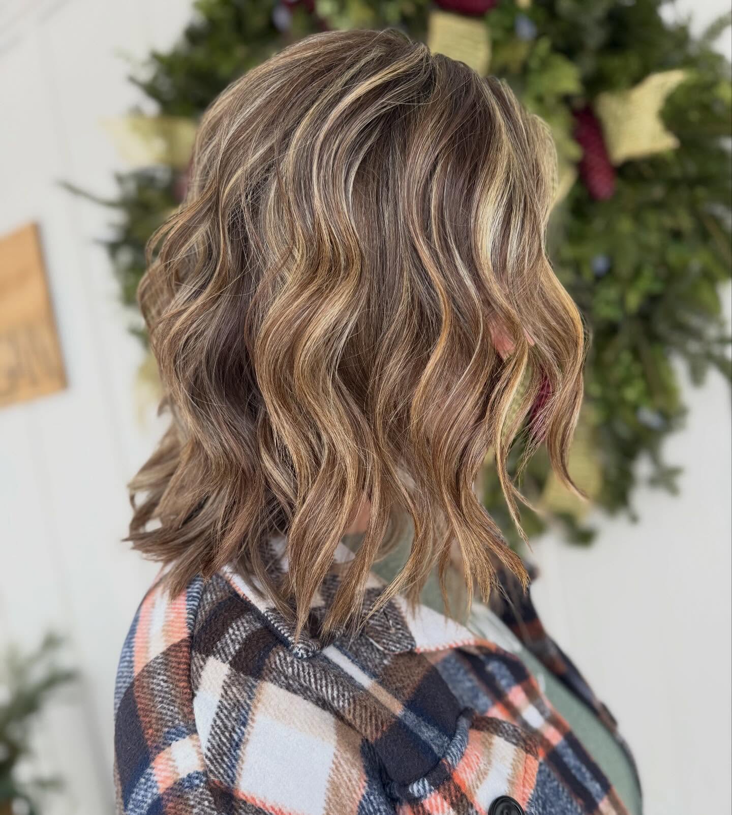 Stylish Mid-Length Soft Waves with Bright Highlights
