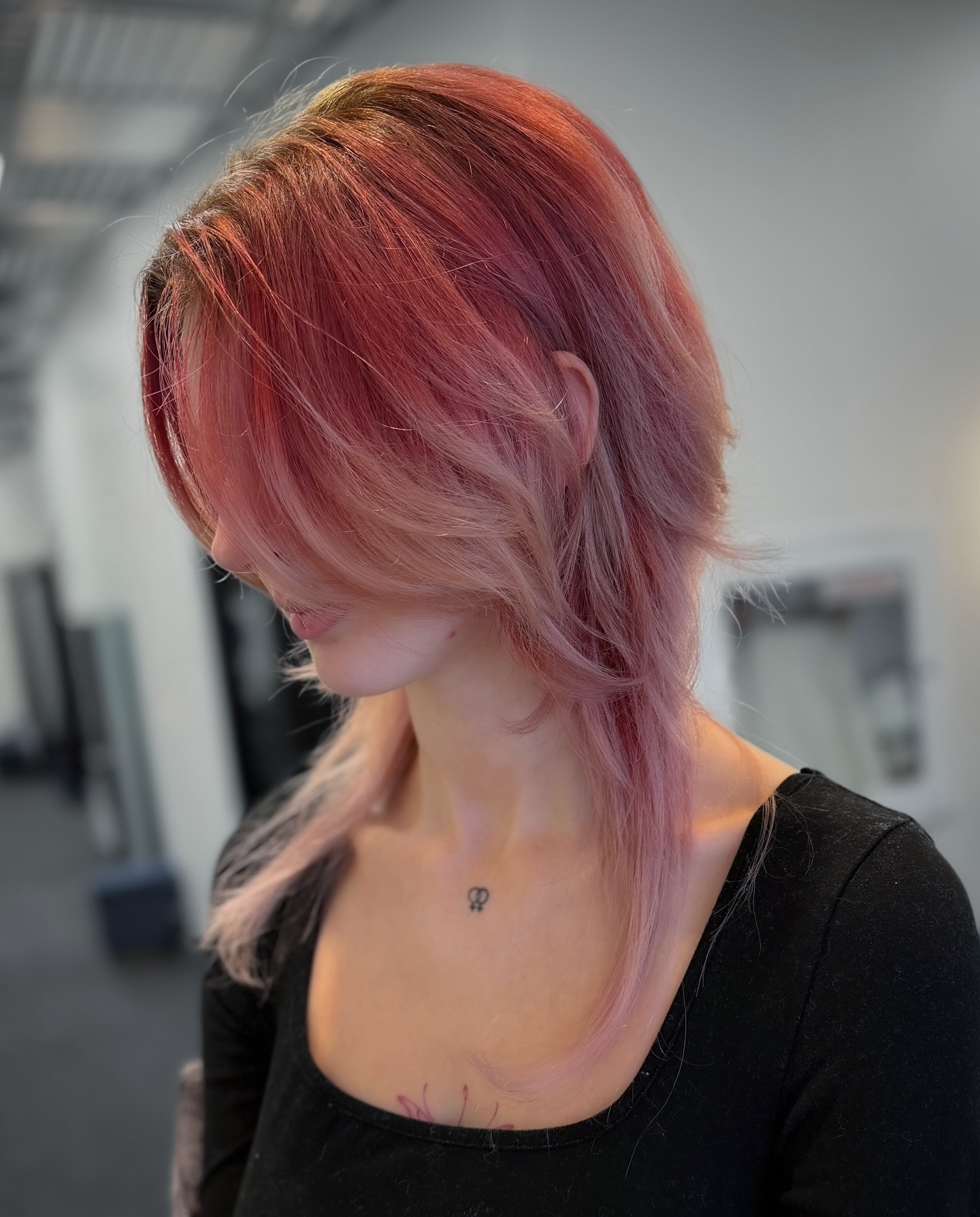Dynamic Layered Shag with Soft Pastel Pink Highlights