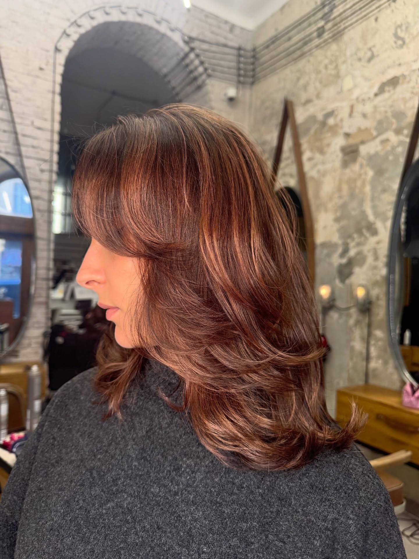 Chic Shoulder-Length Layered Cut with Subtle Highlights