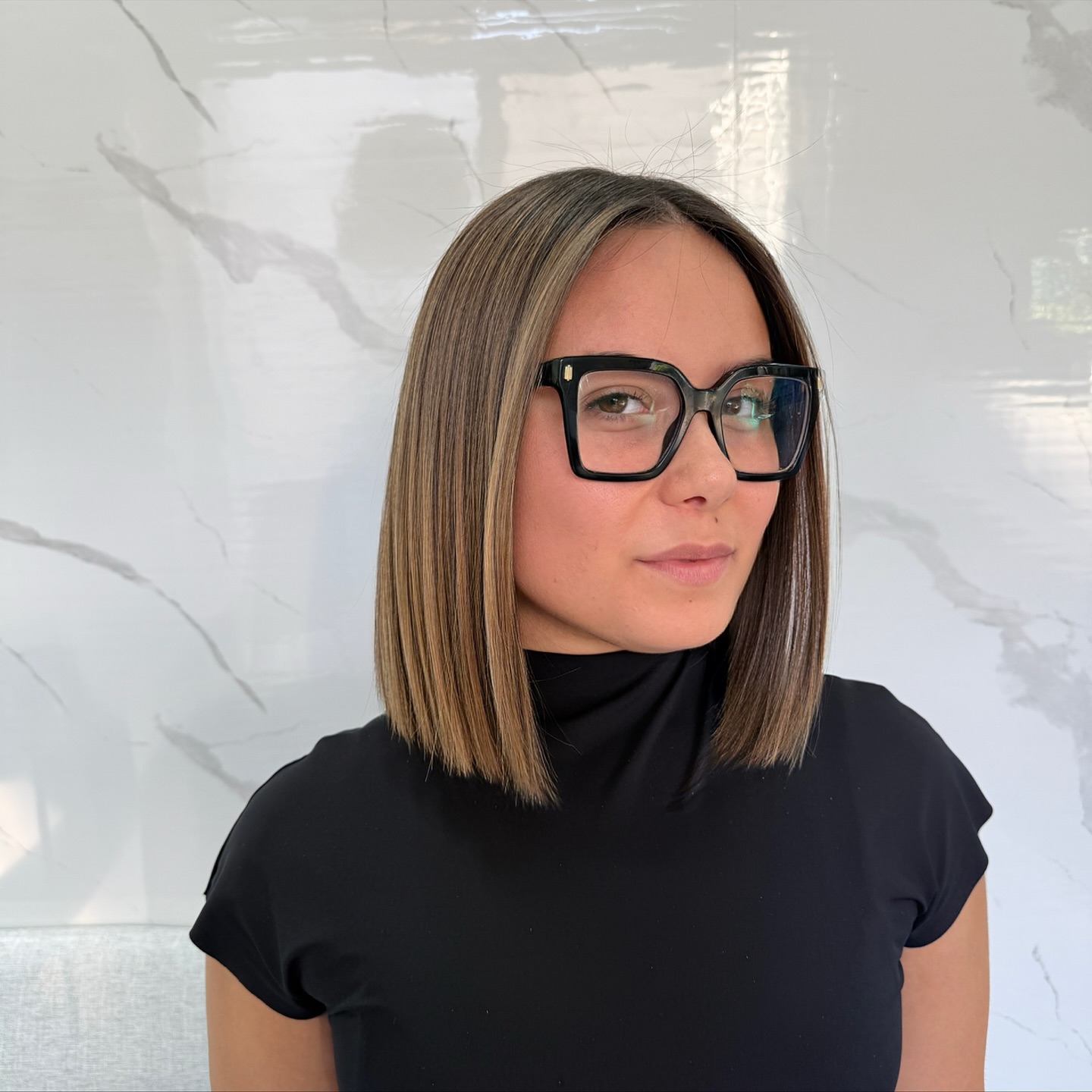 Sleek Straight Lob with Subtle Highlights