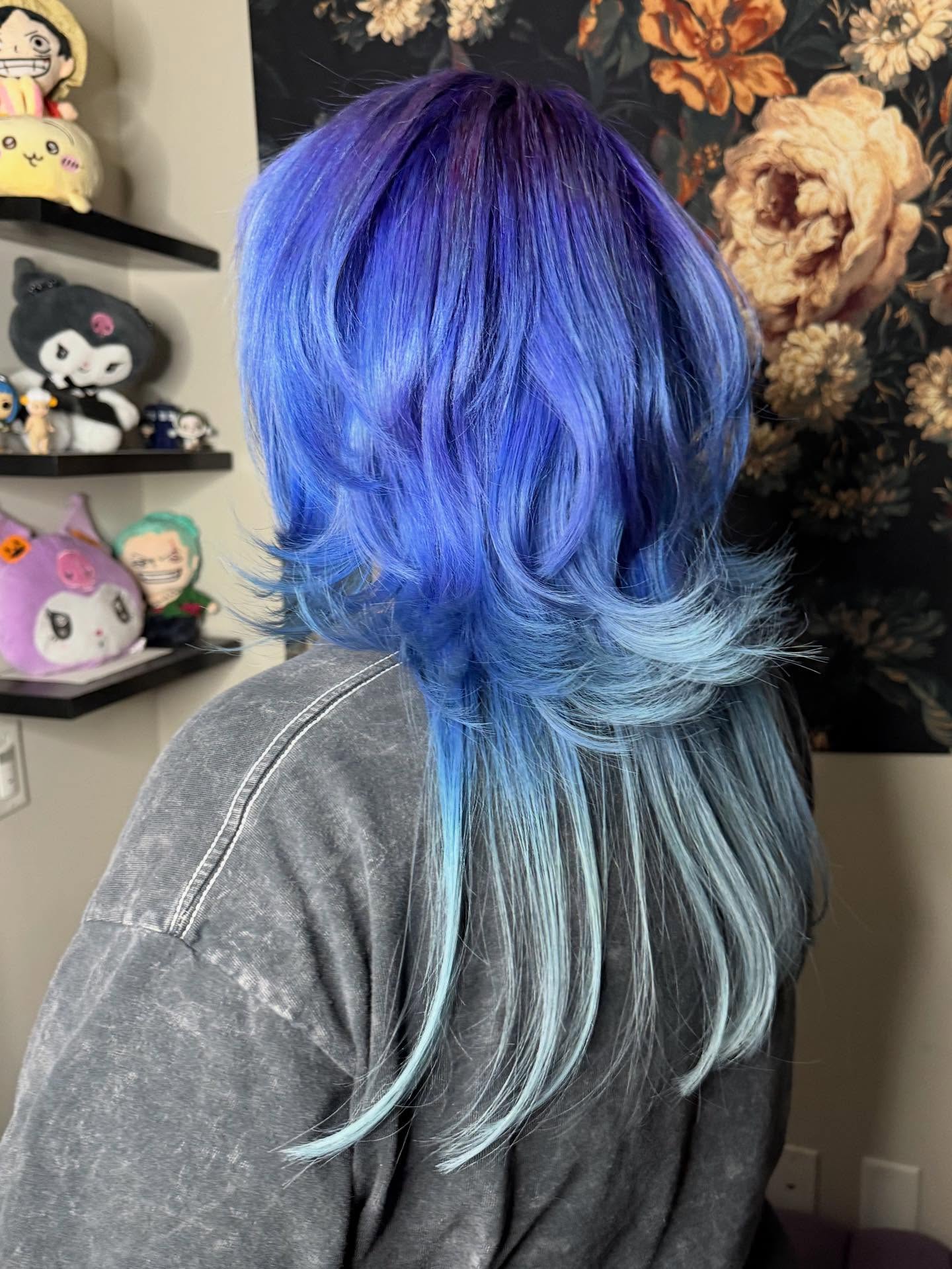 Vibrant Blue-to-Aqua Layered Cut