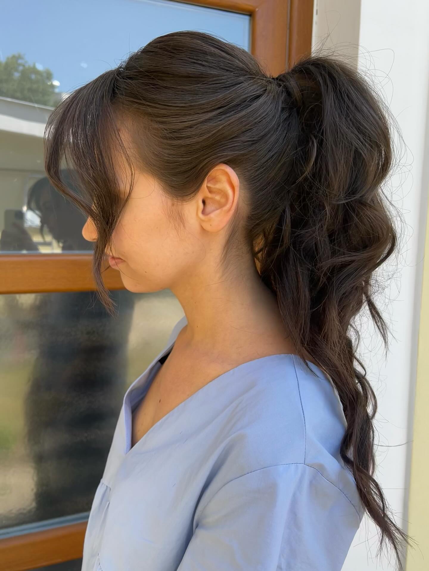 Chic High Ponytail with Loose Waves