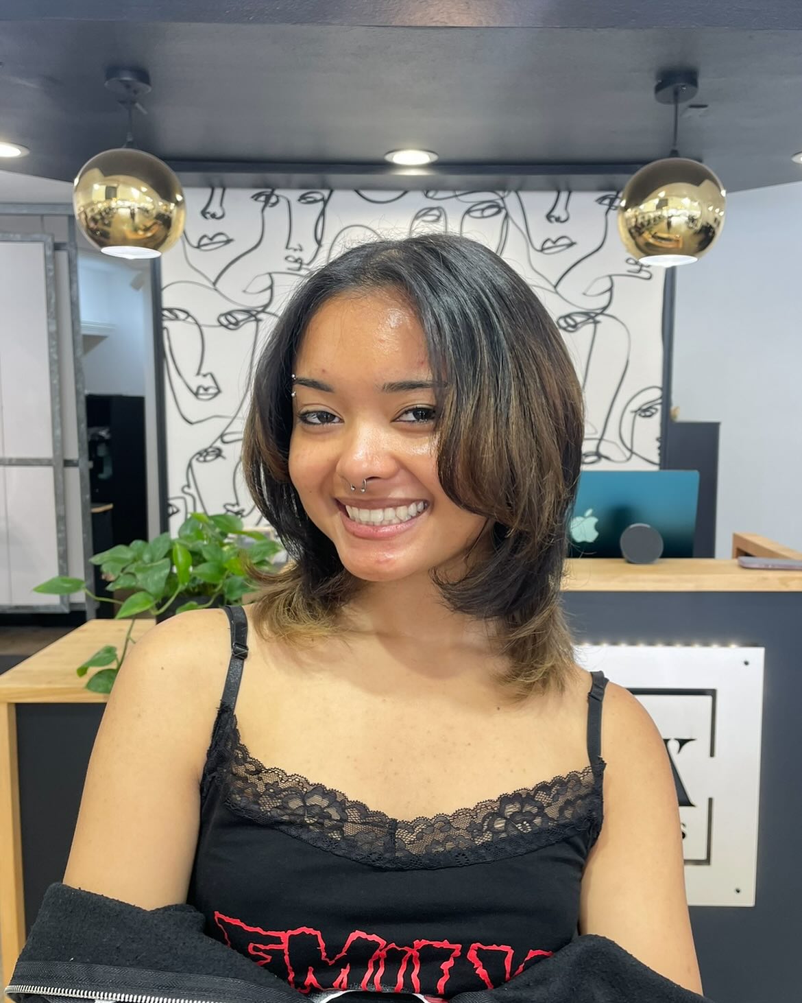 Chic Layered Cut with Subtle Face-Framing Highlights