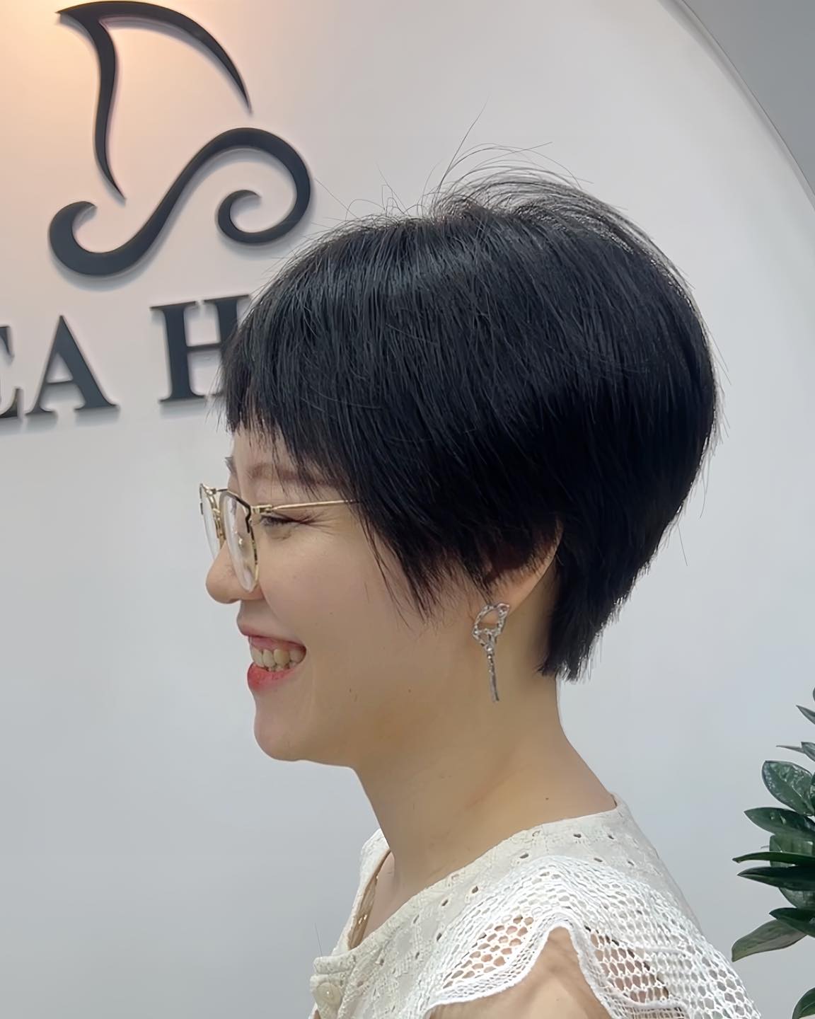 Chic Textured Pixie Cut with Subtle Layers