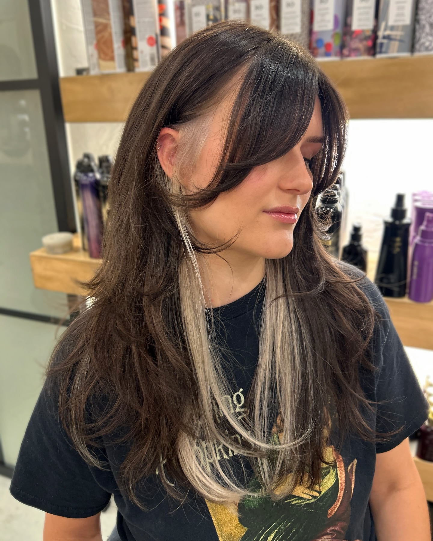 Modern Layered Cut with Subtle Face-Framing Highlights