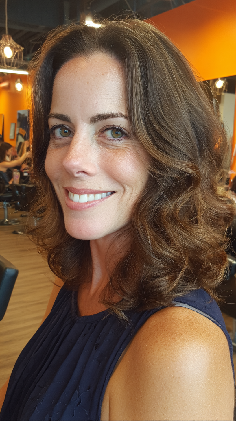 Voluminous Wavy Cut with Soft Layers