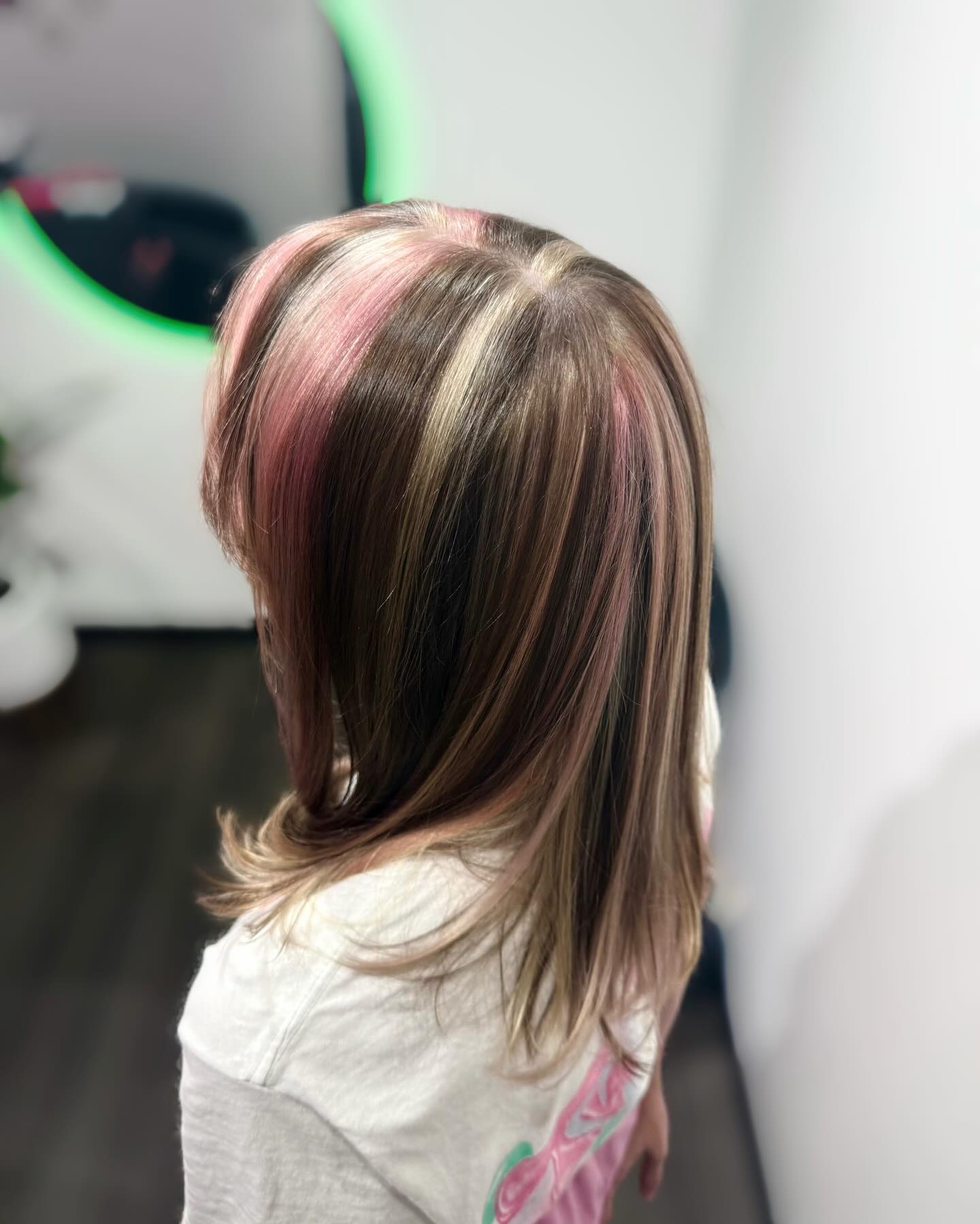Chic Medium-Length Cut with Subtle Pink and Blonde Highlights