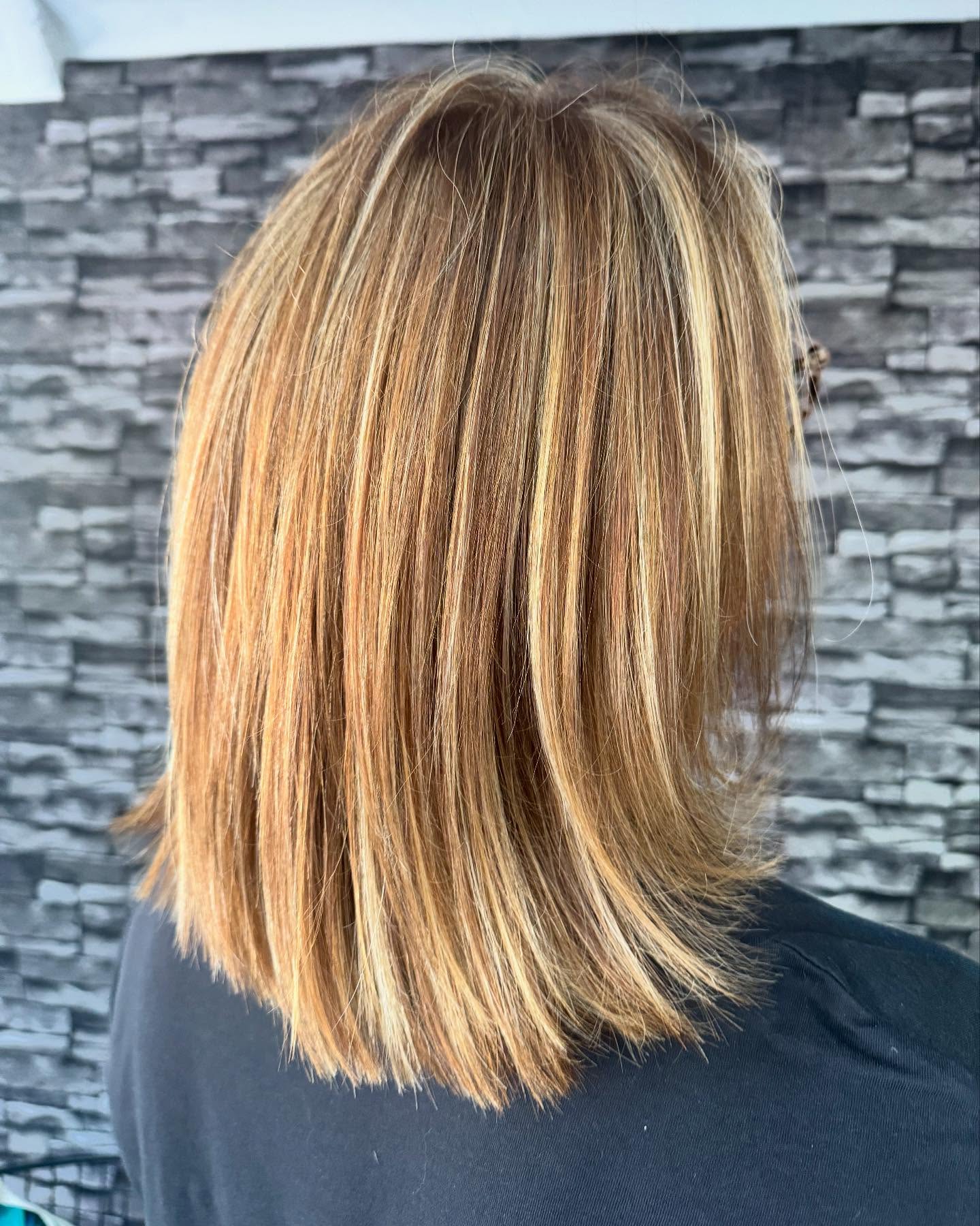 Chic Textured Mid-Length Cut with Warm Caramel Highlights