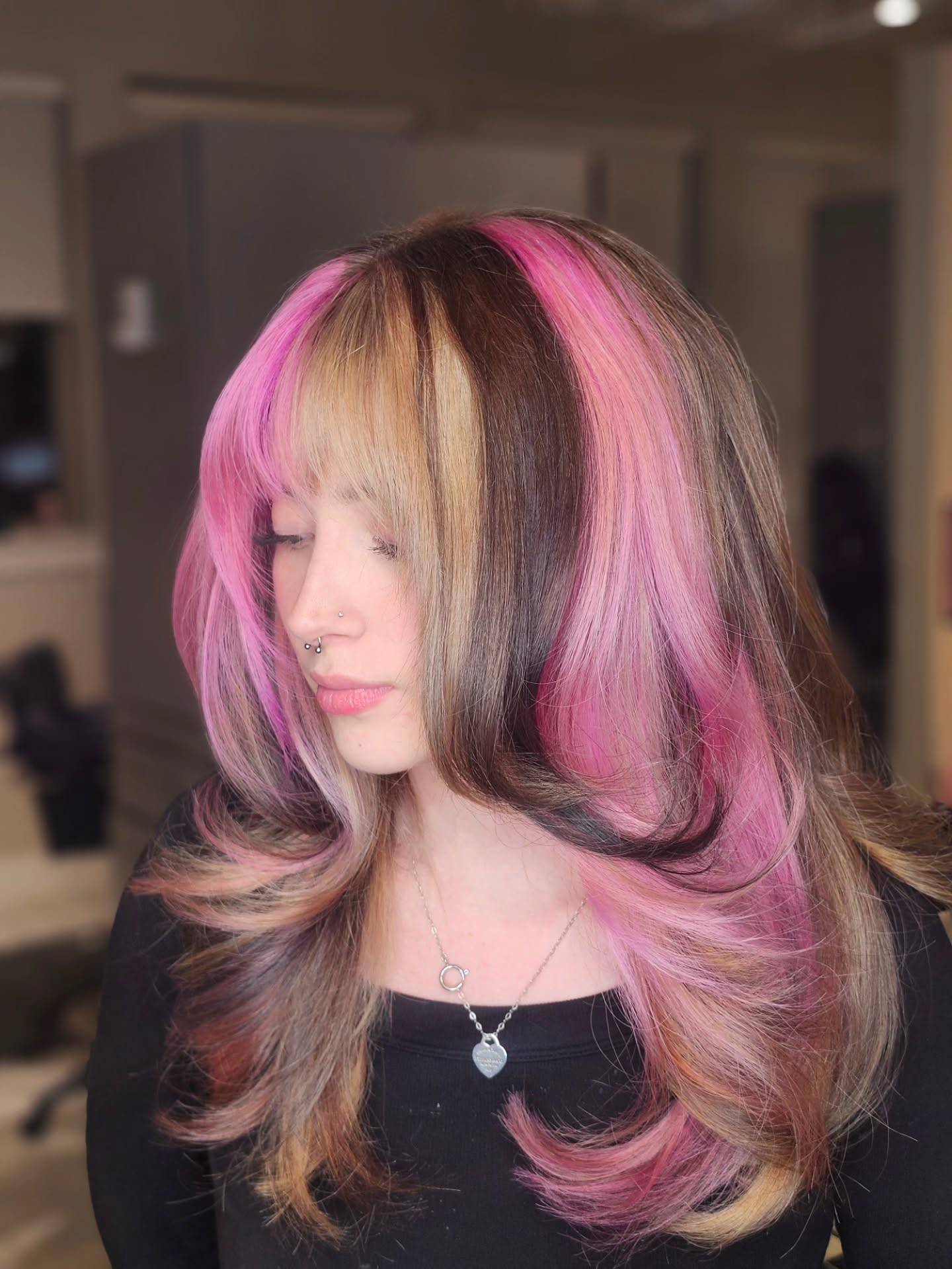 Dynamic Multicolored Layers with Face-Framing Highlights