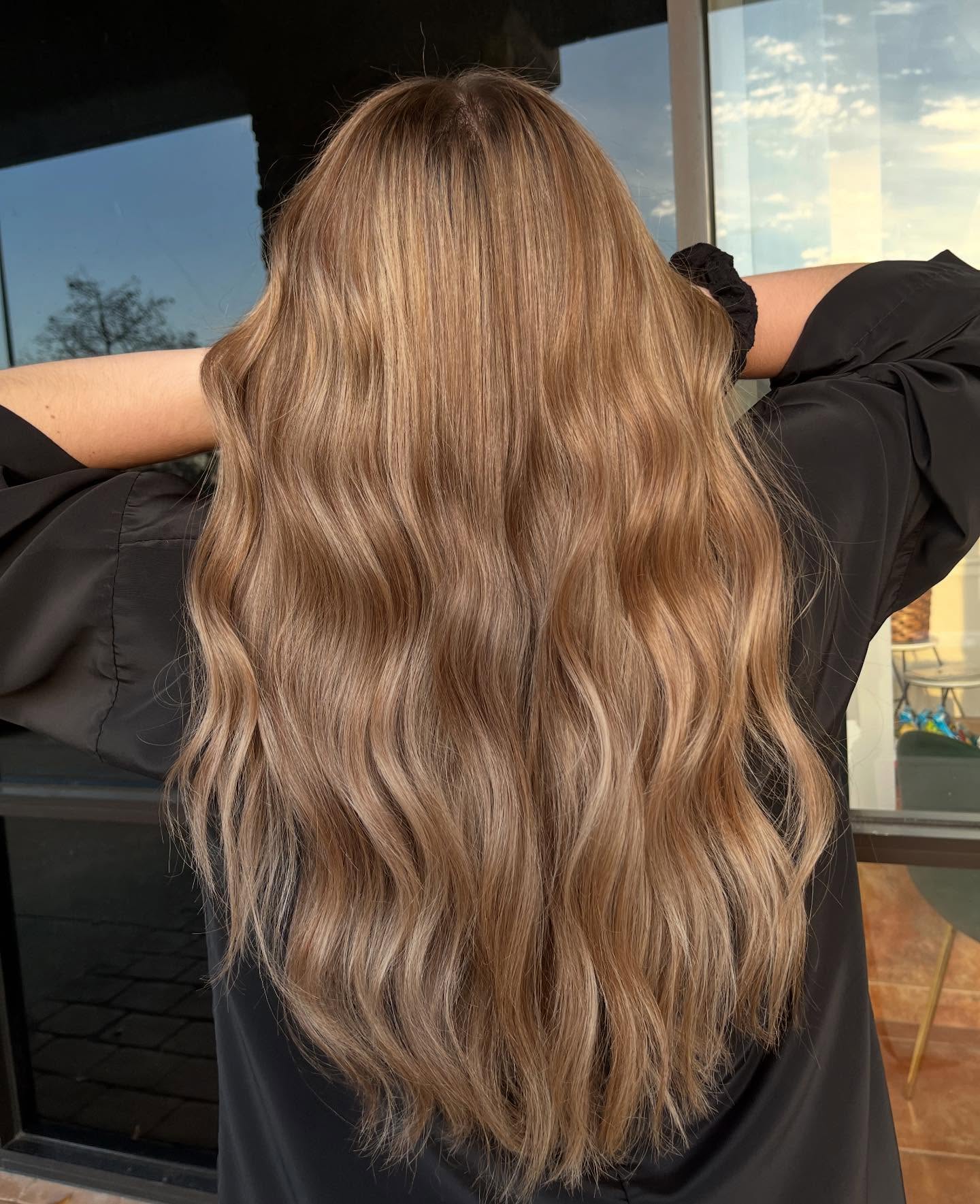 Sun-Kissed Wavy Locks with Luscious Movement