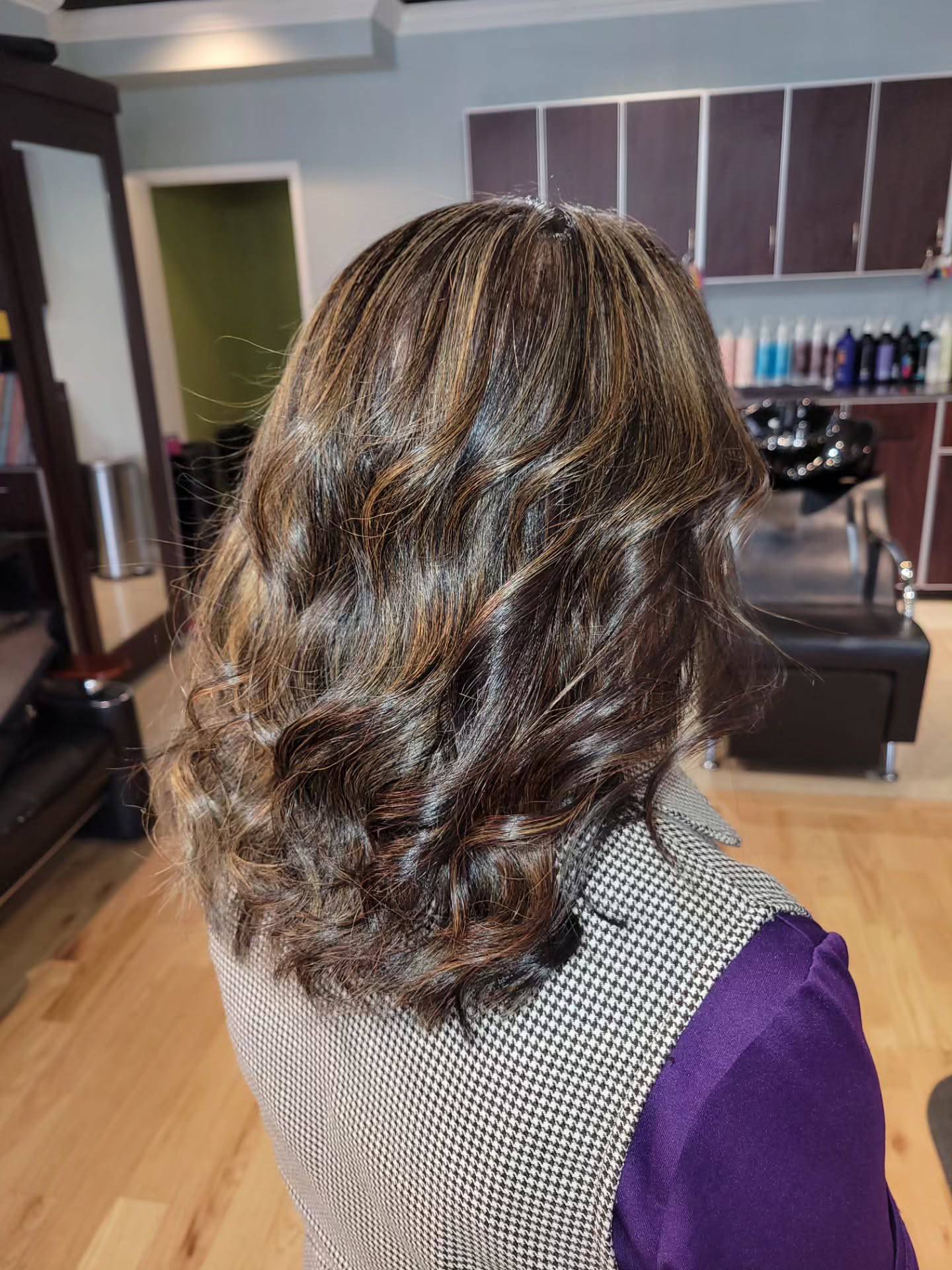 Textured Wavy Mid-Length Cut with Subtle Highlights