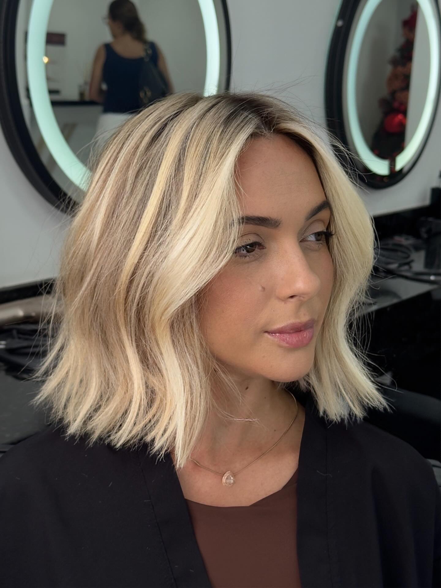 Effortlessly Chic Wavy Lob with Subtle Highlights
