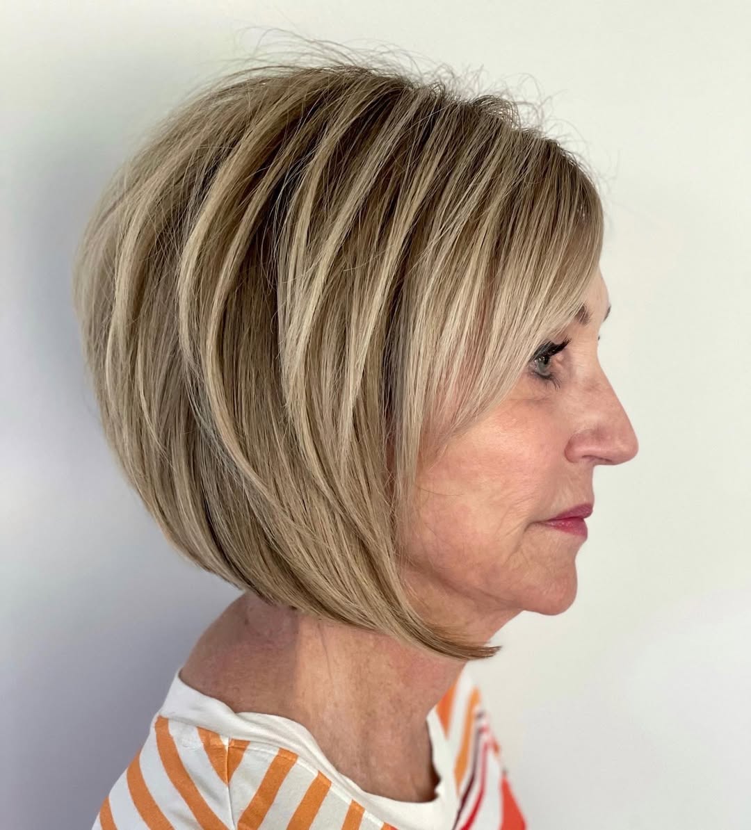 Chic Layered Bob with Subtle Highlights