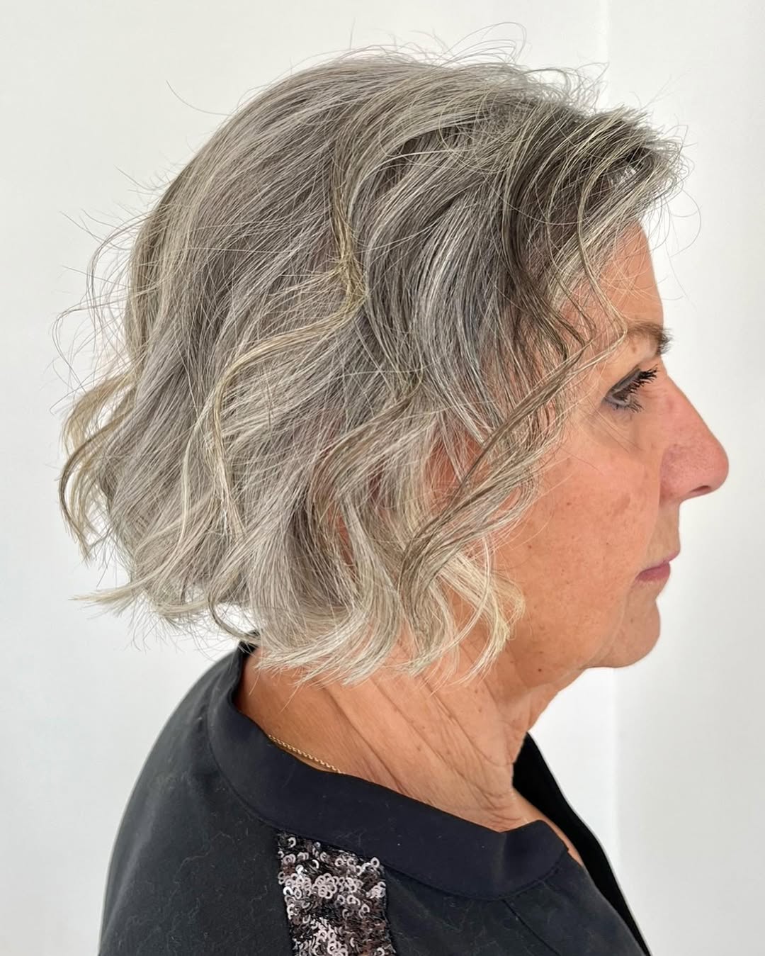 Chic Textured Bob with Soft Waves